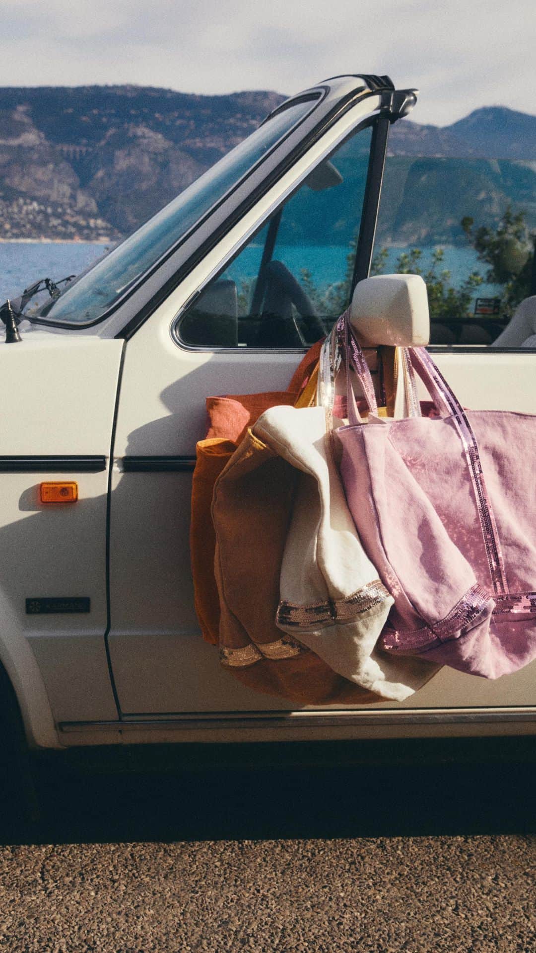 バネッサ・ブリューノのインスタグラム：「Ready for all your summer getaways, our cabas linen tote comes in XL - L - M - S and even XS, fit for all your essentials.   #vanessabruno」