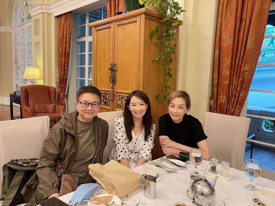 アグネス・チャンのインスタグラム：「和汪汪和毛毛喝茶。不亦樂乎。」