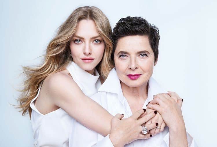 アマンダ・サイフリッドのインスタグラム：「A beautiful life is a life full of purpose, chosen joy, and self-acceptance. Finding the things and people you love and keeping them close. Everything else can build on that kind of foundation. #lavieestbelle 💕 @lancomeofficial」