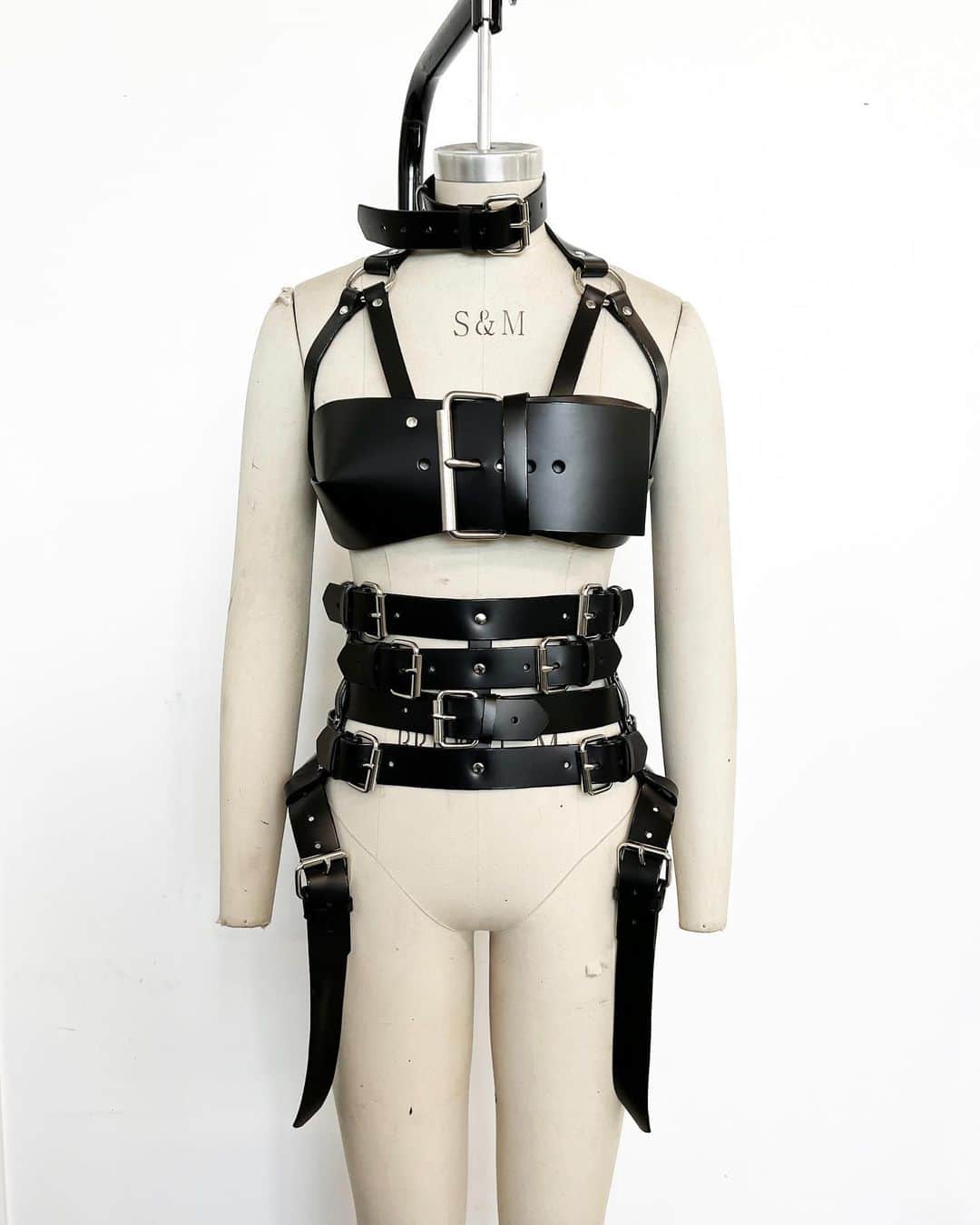 ZANA BAYNEのインスタグラム：「Zana Bayne Custom for KIM PETRAS ⛓️   First look at @kimpetras in custom Buckle Bra & Corset + Spiked & Studded Cuff over @bustedbrand latex catsuit ⛓️  Designed in collaboration with  @shabhain & @elisheppard22 (Thank you for trusting me with this!)  @nickiminaj styled by @brettalannelson in @vexclothing」