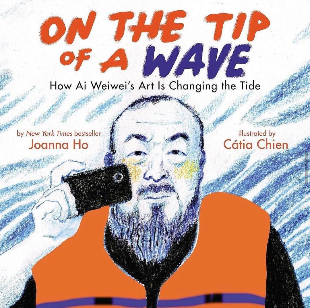 艾未未のインスタグラム：「Thank you @MaiStorybooklibrary for the cover reveal.    Featuring an inspiring story of activism and the transformative power of art: ON THE TIP OF A WAVE: How Ai Weiwei’s Art is Changing the Tide   From New York Times bestselling author of Eyes That Kiss in the Corners, Joanna Ho, and critically acclaimed illustrator, Cátia Chien comes a moving, powerful picture book about the life and work of activist and artist, Ai Weiwei. Told in Joanna Ho’s signature lyrical writing, this story shines a light on Ai Weiwei’s journey and focuses on Safe Passage, his exhibition of thousands of life jackets at the Konzerthaus Berlin came to be. Moved by the life jackets discarded on the shores of the Greek Island of Lesbos by people seeking safety far from home, Ai Weiwei created a bold installation that grabbed the world’s attention.    This picture book releases on OCTOBER 31, 2023, but is available for PREORDER NOW!    Book Details:  ON THE TIP OF A WAVE: How Ai Weiwei’s Art is Changing the Tide by @joannahowrites, Illustrated by @catia_chien Published by @scholasticinc」