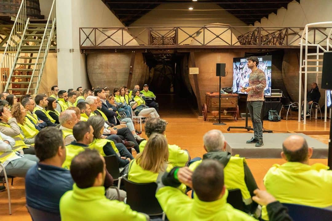 ハイメ・アルグエルスアリのインスタグラム：「La F1 y la seguridad son sinonimo de desarrollo y evolución constante.  Un privilegio formar parte de la jornada sobre la seguridad de @pernodricard en su espectacular destilería  #f1 #conference #speaker」