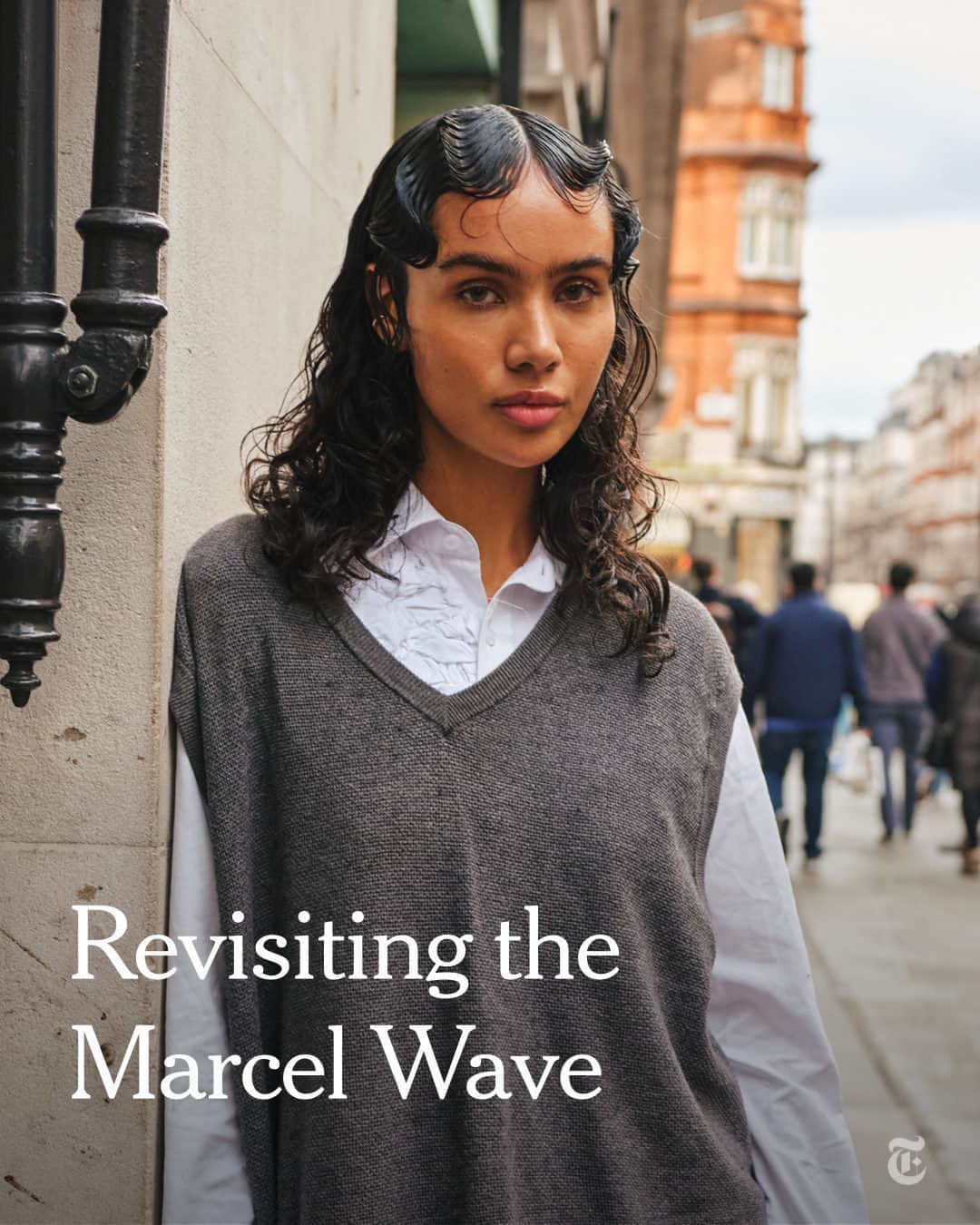 New York Times Fashionのインスタグラム：「The undulant hairdo known as the Marcel wave, an artfully constructed, high-polish style, is experiencing a resurgence in popularity.  Widely adopted by Black women, the look was popularized by Josephine Baker in the early 1920s and resurrected in the 1990s by a constellation of hip-hop stars, Missy Elliott, Lil’ Kim and Foxy Brown notable among them.  Lately, Zendaya, Rihanna, Kim Kardashian and Alexa Demie of “Euphoria” have all embraced finger waves, showing them off on the red carpet. Halle Berry wore a softly cascading version at the Oscars last month, and Demi Lovato worked a short, wet-look Marcel at the pre-Grammy gala in February.  Interpretations vary from highly lacquered, head-hugging waves to looser versions that fan out at the chin or tumble toward the shoulders, the wave sometimes accented with kiss curls at the hairline. Marcel waves are generally serpentine in form and created with a heat iron. But the term is sometimes used interchangeably with finger waves, which usually refers to a softer, looser wave that can be molded by hand and set with a heat lamp or diffuser.  “It’s like when you see a beautiful embroidered dress,” said the hair stylist Guido Palau. “You know that this is a craft, that talent and time were put into it.”  Read more about the enduring appeal of the Marcel wave at the link in bio. Photo by @simbarashecha」