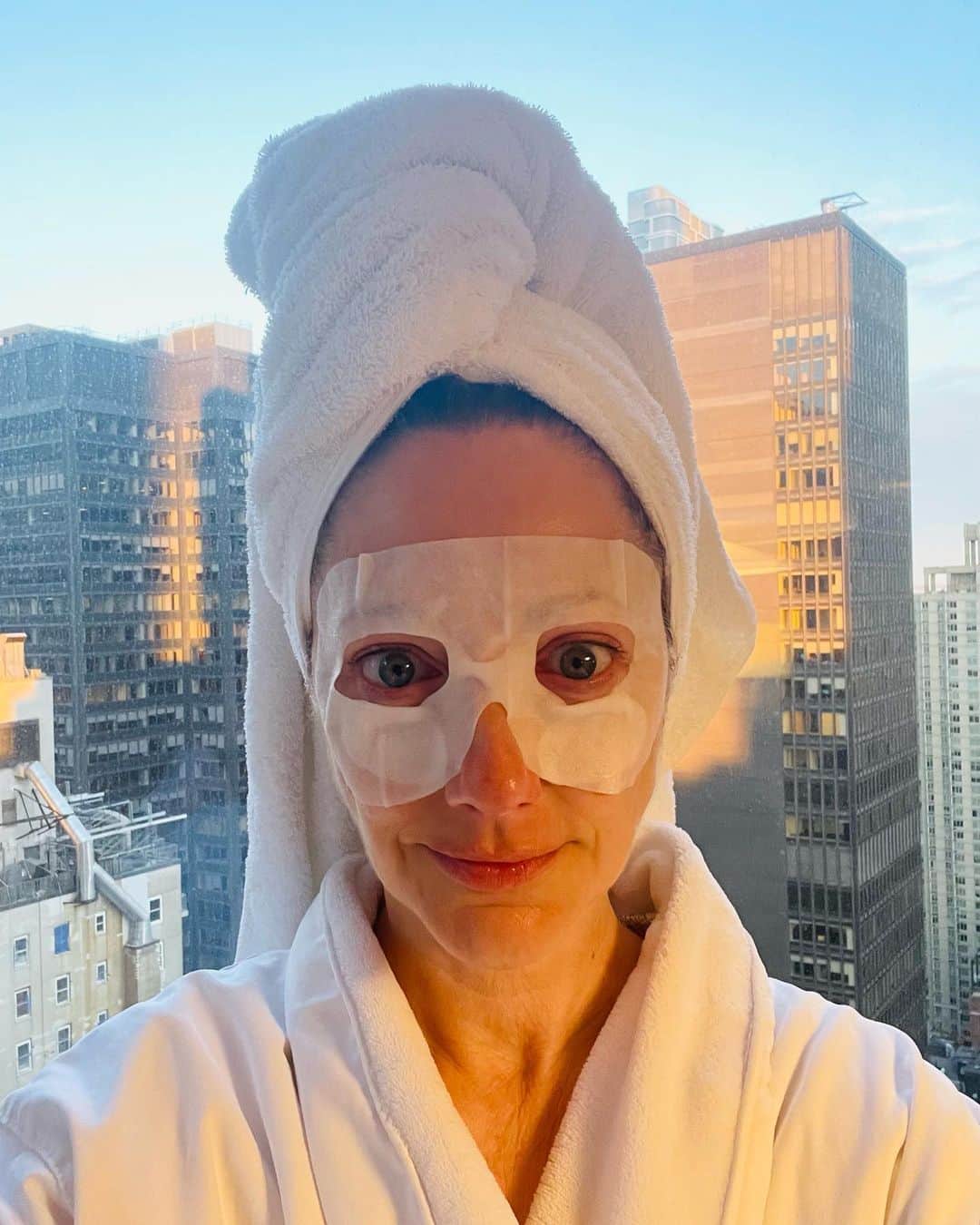ジュディ・グリアのインスタグラム：「This bandit eye mask is really taking it to the next level!! @joannavargasnyc #whitehouseplumbershbo #pressday」