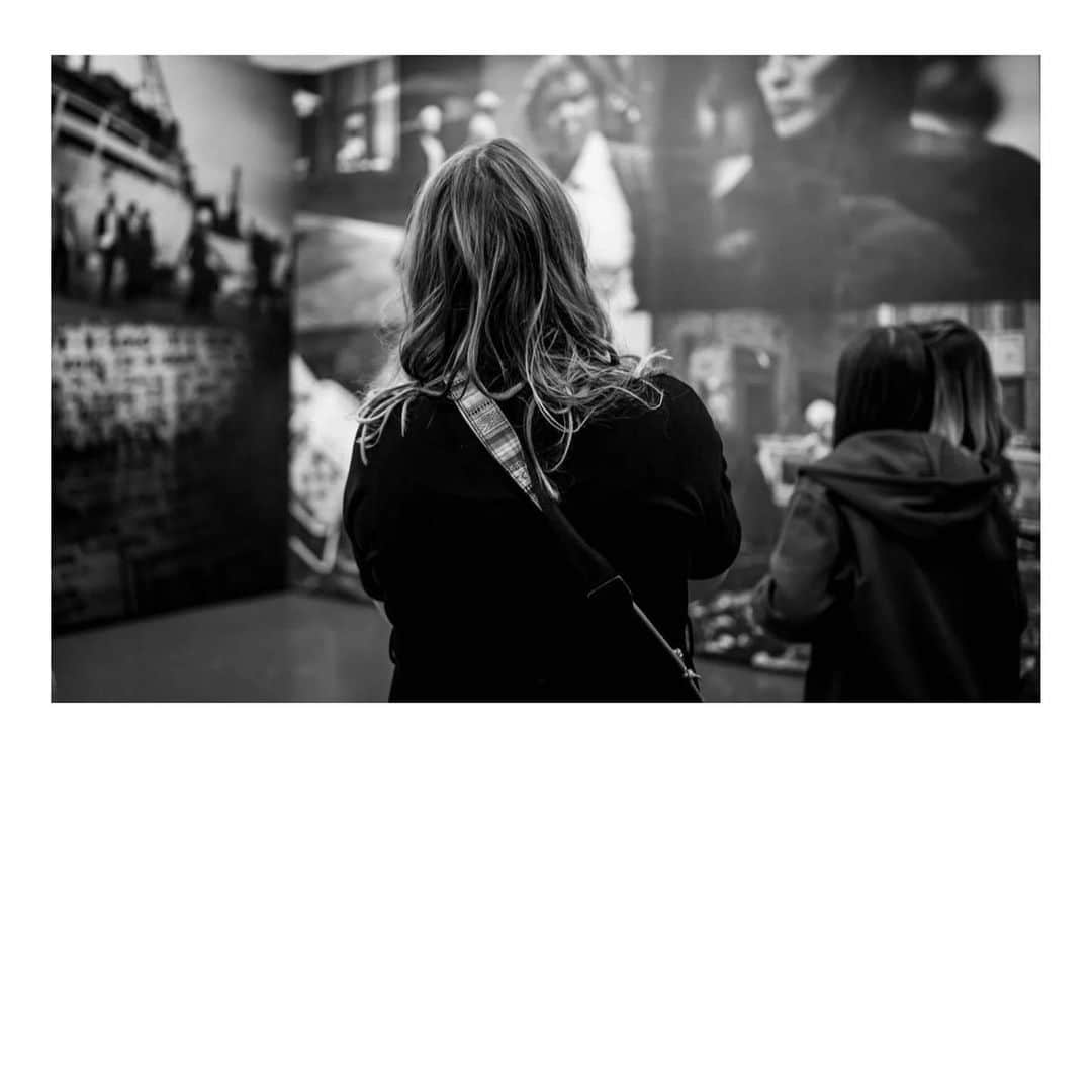 ピーター・リンドバーグさんのインスタグラム写真 - (ピーター・リンドバーグInstagram)「Four weeks left to discover Peter Lindbergh's first self-curated exhibition On view in Brussels' Espace Vanderborght until 14 May 2023   Take a closer look at 'Untold Stories' as seen by its visitors  Photos by @jasonchristopherphoto @annapostovaya @theresa_johann_  (Cover image: @alexdeterwangne_visuals)  #LindberghUntoldStories #PeterLindberghBrussels #Brussels #Kunstpalast #Profirst」4月19日 1時37分 - therealpeterlindbergh