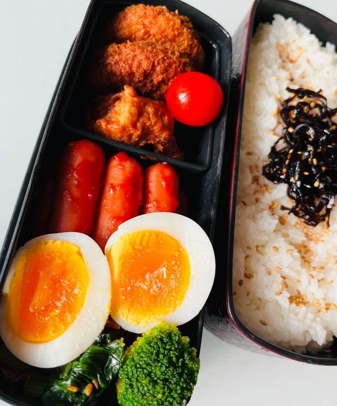 のインスタグラム：「今日は、チーズインソーセージと揚げ物弁当🍱🍙 お弁当に入れるソーセージは、仕上げにケチャップを入れ絡ませるのが好み⭐️^ ^ 漏れなくて、ケチャップの味がまろやかになる感じが🙆‍♀️いい^ ^  コメントの質問↓ 以前アップしたチキンはヤンニョムみたいですが、バター少しとケチャップ、チーズで作ってます^ ^ ポイントは、鶏もも肉をしっかり焼いた後、焦げない程度の中火でケチャップとお肉の水分をとばして写真の色になるくらいまで火にかけると良い感じになります！ ケチャップって本当万能^ ^豚肉でも美味しくいただけます♪ ハチミツや、アガベシロップを少し入れても👍good。  皆さま、良い一日を、、、  #中学生弁当 #高校生弁当  #ソーセージ」