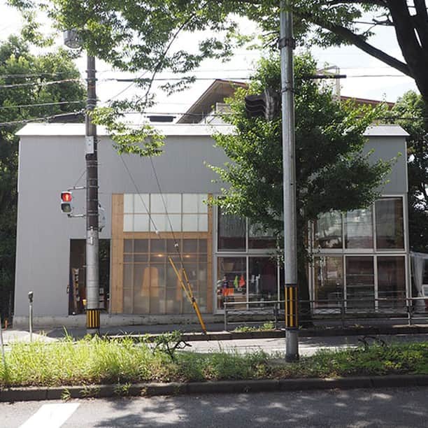 SUUMO公式アカウントさんのインスタグラム写真 - (SUUMO公式アカウントInstagram)「【家、細長ッ！】 京都にある「逆・うなぎの寝床」なお店兼ご自宅が話題です。間口がおよそ18mあるのに対し、奥行きはたったの2～3m👀 この場所で古書販売、雑貨販売、立ち呑みの三つの商いを一堂で行う「バヒュッテ」は、狭小な敷地の有効活用が高い評価を受け、2021年度「グッドデザイン賞」を受賞！ 連日にぎわうこの店には、未利用地の活用に頭を痛める人々を救うヒントがあるはず……！  取材協力／@ba_hutte   ✒取材・撮影／吉村智樹 @tomokiyoshimura   🏘SUUMOジャーナルより https://suumo.jp/journal/2022/08/22/189309/  🏘プロフィールはこちらから♪ @suumo_official  #bahutte #店舗件住宅 #店舗件住居 #細長い家 #長い家 #細い家 #京都市 #kyoto #kyotojapan 住宅 #家 #住宅デザイン #面白い家 #面白い住宅 #素敵な住宅 #注文住宅 #こだわりの住宅 #こだわりの住まい #土地活用 #細長い土地 #バヒュッテ #グッドデザイン賞 #京都 #SUUMO #SUUMOジャーナル」4月19日 12時28分 - suumo_official