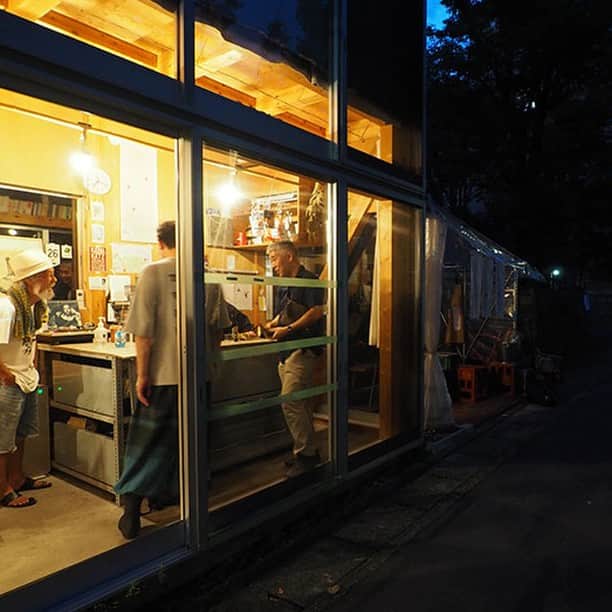 SUUMO公式アカウントさんのインスタグラム写真 - (SUUMO公式アカウントInstagram)「【家、細長ッ！】 京都にある「逆・うなぎの寝床」なお店兼ご自宅が話題です。間口がおよそ18mあるのに対し、奥行きはたったの2～3m👀 この場所で古書販売、雑貨販売、立ち呑みの三つの商いを一堂で行う「バヒュッテ」は、狭小な敷地の有効活用が高い評価を受け、2021年度「グッドデザイン賞」を受賞！ 連日にぎわうこの店には、未利用地の活用に頭を痛める人々を救うヒントがあるはず……！  取材協力／@ba_hutte   ✒取材・撮影／吉村智樹 @tomokiyoshimura   🏘SUUMOジャーナルより https://suumo.jp/journal/2022/08/22/189309/  🏘プロフィールはこちらから♪ @suumo_official  #bahutte #店舗件住宅 #店舗件住居 #細長い家 #長い家 #細い家 #京都市 #kyoto #kyotojapan 住宅 #家 #住宅デザイン #面白い家 #面白い住宅 #素敵な住宅 #注文住宅 #こだわりの住宅 #こだわりの住まい #土地活用 #細長い土地 #バヒュッテ #グッドデザイン賞 #京都 #SUUMO #SUUMOジャーナル」4月19日 12時28分 - suumo_official