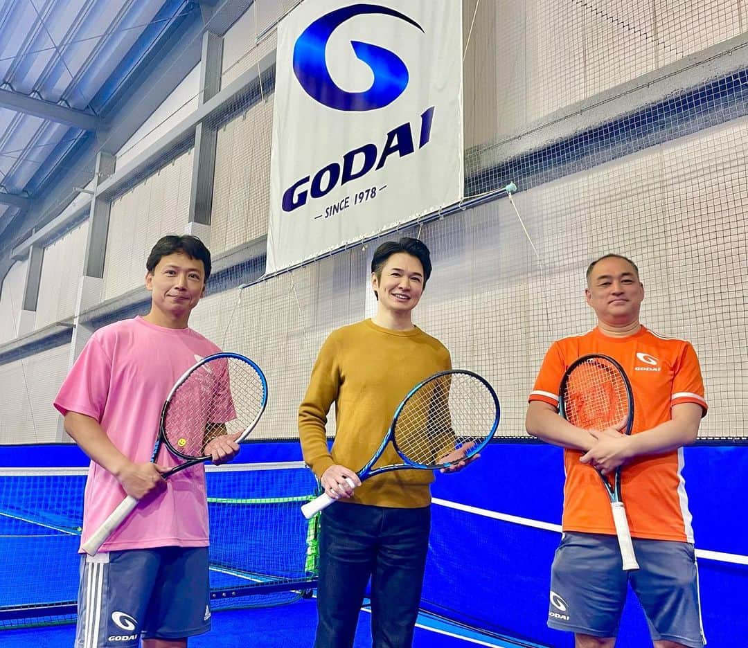 吉崎仁康のインスタグラム：「昨日はGODAI船橋のテニスレッスンに参加させていただきました。15周年を迎えられ、テニスを楽しむ皆さんの明るい雰囲気に包まれていました。テニスがもっと上手くなるように練習頑張りますか！ レッスンをしていただきました安藤コーチ、前田コーチ、ありがとうございました♪  #GODAI #GODAI船橋 #アナウンサー #吉崎仁康 #babolatfamily  #joma #lovetennis♪」