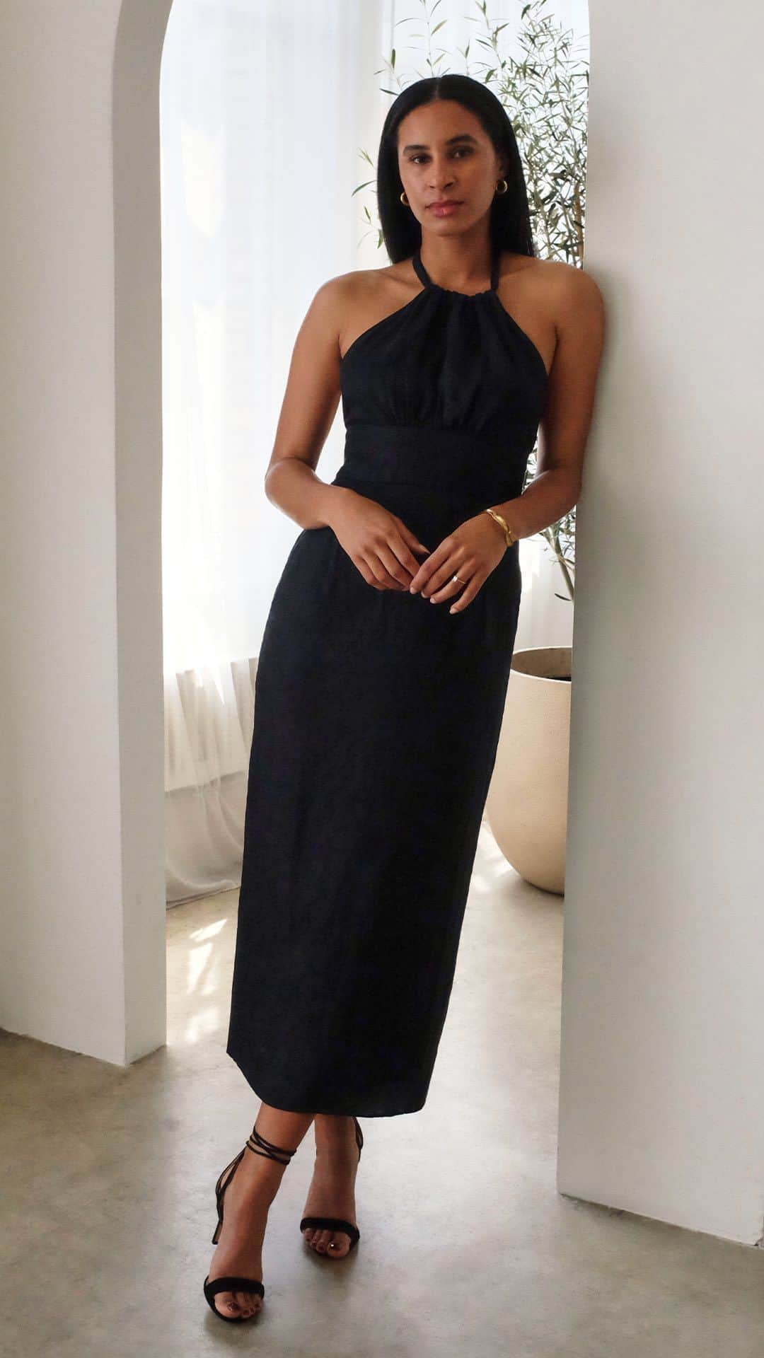 Banana Republic のインスタグラム：「The Lisa Linen Midi Dress styled two ways with @jessica_manning. #TheBRLook」