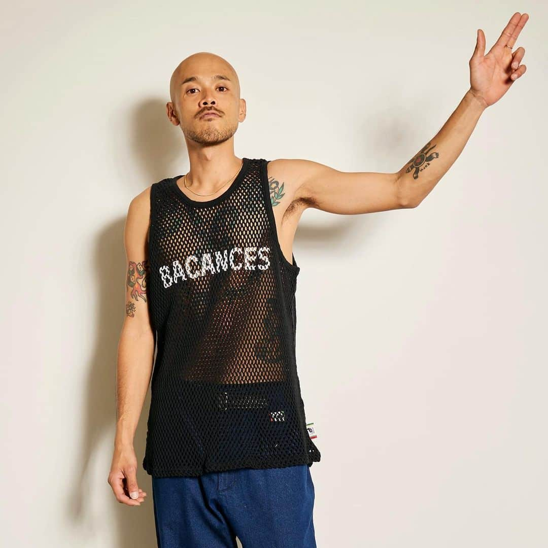 Dickies_projpさんのインスタグラム写真 - (Dickies_projpInstagram)「⚫︎  BACANCES 2023 SS Apr delivery.  BC FISHNET TANKTOP  Comming 4/25.  そうです！まさにアミシャツです！  アミのアミは網なのでフィッシュネットなのです！  と、いうかアミシャツとは何ぞや？ですよね？  簡単に言うとジャマイカのラガな奴らの定番なタンクトップです。レゲエな人が着ているアレです。  実はアミシャツの歴史は古く、その昔はノルウェイ軍の防寒インナーとしてが初と言われていまして、その後の1950年代に登山用のインナーウェアとしてイングランドから流通されたと言われています。(諸説あり)  アミシャツが何故に防寒なのかというと、上にウールのシャツなどを着て皮膚との間に空気の層を作り、汗を皮膚表面の体温で蒸発させ濡れたウールシャツが体温を奪うのを防ぐ防寒具として使用されていました。  その機能は逆の場合でも威力を発揮しまして、夏場の暑い時期にTシャツやシャツの下にアミシャツを着ると空気の層が出来て風通しが良く、汗でシャツがベタついたり、汗染みが出来たりなどを防げるという作用も！  そしてアミシャツ1枚で着ての涼しさといったら超ヤーマンです！  BACANCESのアミシャツは既存の物の様な首元、脇周りがダルっと広い箇所は修正したピシッとした襟周りなオリジナルパターンです。  夏場にTシャツの裾からチラリズム出来るように着丈長めで、左裾にブランドネームが挟み込んであるナイスな仕様となっております。  (注)商品の採寸ですが、生地が網状ですので寸法の個体差はかなりありますのでご了承ください。  #bacances #bacances_jp #bacances_allinclusive  #アミシャツ #網シャツ #meshmarina」4月19日 11時06分 - bacances