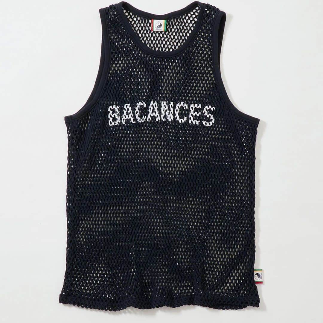 Dickies_projpさんのインスタグラム写真 - (Dickies_projpInstagram)「⚫︎  BACANCES 2023 SS Apr delivery.  BC FISHNET TANKTOP  Comming 4/25.  そうです！まさにアミシャツです！  アミのアミは網なのでフィッシュネットなのです！  と、いうかアミシャツとは何ぞや？ですよね？  簡単に言うとジャマイカのラガな奴らの定番なタンクトップです。レゲエな人が着ているアレです。  実はアミシャツの歴史は古く、その昔はノルウェイ軍の防寒インナーとしてが初と言われていまして、その後の1950年代に登山用のインナーウェアとしてイングランドから流通されたと言われています。(諸説あり)  アミシャツが何故に防寒なのかというと、上にウールのシャツなどを着て皮膚との間に空気の層を作り、汗を皮膚表面の体温で蒸発させ濡れたウールシャツが体温を奪うのを防ぐ防寒具として使用されていました。  その機能は逆の場合でも威力を発揮しまして、夏場の暑い時期にTシャツやシャツの下にアミシャツを着ると空気の層が出来て風通しが良く、汗でシャツがベタついたり、汗染みが出来たりなどを防げるという作用も！  そしてアミシャツ1枚で着ての涼しさといったら超ヤーマンです！  BACANCESのアミシャツは既存の物の様な首元、脇周りがダルっと広い箇所は修正したピシッとした襟周りなオリジナルパターンです。  夏場にTシャツの裾からチラリズム出来るように着丈長めで、左裾にブランドネームが挟み込んであるナイスな仕様となっております。  (注)商品の採寸ですが、生地が網状ですので寸法の個体差はかなりありますのでご了承ください。  #bacances #bacances_jp #bacances_allinclusive  #アミシャツ #網シャツ #meshmarina」4月19日 11時06分 - bacances