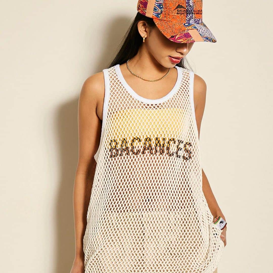 Dickies_projpさんのインスタグラム写真 - (Dickies_projpInstagram)「⚫︎  BACANCES 2023 SS Apr delivery.  BC FISHNET TANKTOP  Comming 4/25.  そうです！まさにアミシャツです！  アミのアミは網なのでフィッシュネットなのです！  と、いうかアミシャツとは何ぞや？ですよね？  簡単に言うとジャマイカのラガな奴らの定番なタンクトップです。レゲエな人が着ているアレです。  実はアミシャツの歴史は古く、その昔はノルウェイ軍の防寒インナーとしてが初と言われていまして、その後の1950年代に登山用のインナーウェアとしてイングランドから流通されたと言われています。(諸説あり)  アミシャツが何故に防寒なのかというと、上にウールのシャツなどを着て皮膚との間に空気の層を作り、汗を皮膚表面の体温で蒸発させ濡れたウールシャツが体温を奪うのを防ぐ防寒具として使用されていました。  その機能は逆の場合でも威力を発揮しまして、夏場の暑い時期にTシャツやシャツの下にアミシャツを着ると空気の層が出来て風通しが良く、汗でシャツがベタついたり、汗染みが出来たりなどを防げるという作用も！  そしてアミシャツ1枚で着ての涼しさといったら超ヤーマンです！  BACANCESのアミシャツは既存の物の様な首元、脇周りがダルっと広い箇所は修正したピシッとした襟周りなオリジナルパターンです。  夏場にTシャツの裾からチラリズム出来るように着丈長めで、左裾にブランドネームが挟み込んであるナイスな仕様となっております。  (注)商品の採寸ですが、生地が網状ですので寸法の個体差はかなりありますのでご了承ください。  #bacances #bacances_jp #bacances_allinclusive  #アミシャツ #網シャツ #meshmarina」4月19日 11時06分 - bacances