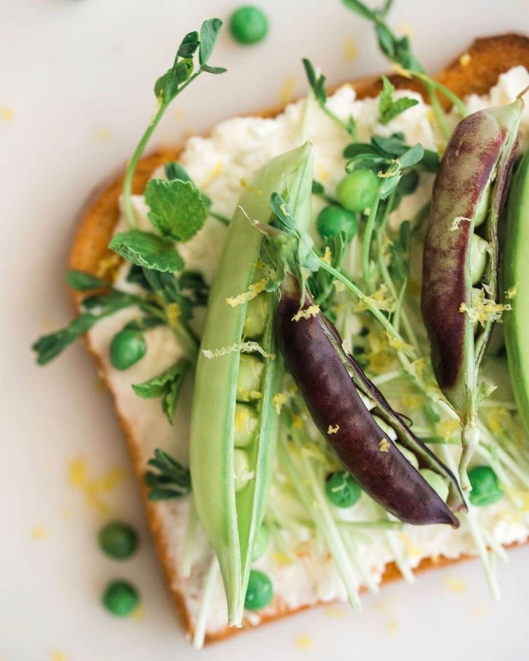 ティファニー・ティーセンのインスタグラム：「“Pea & Ricotta Toasts” This is dinner when you have beautiful snap peas growing in your garden. #homegrown #garden」