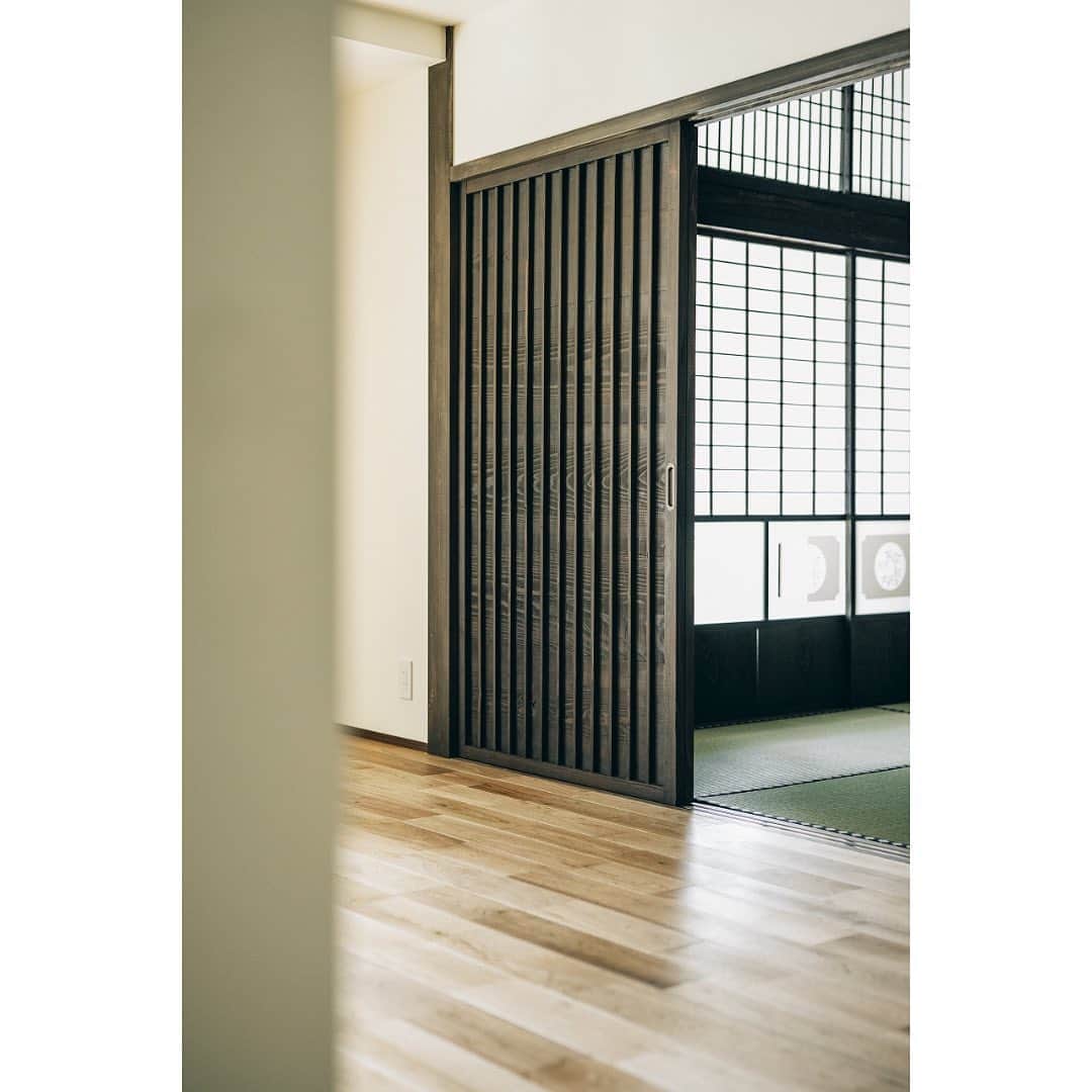 有限会社 稲葉製材住宅のインスタグラム：「#古民家 #リノベーション #造作建具 #木のある暮らし #稲葉製材住宅  〜〜〜〜〜〜〜〜〜〜〜〜〜〜〜〜〜〜  【熊本の暮らしに寄り添った工務店】 熊本県北を中心に新築、リノベーションを手掛ける工務店です。 家を建てることがゴールではなく、家を建てたあとの暮らしにフォーカス。 一人ひとりが楽しい暮らしを送れる家をご提案することが重要だと考えます。 素材にもこだわり、県産材を使用したりと人と自然に配慮した熊本らしい家づくりをご提案します。」
