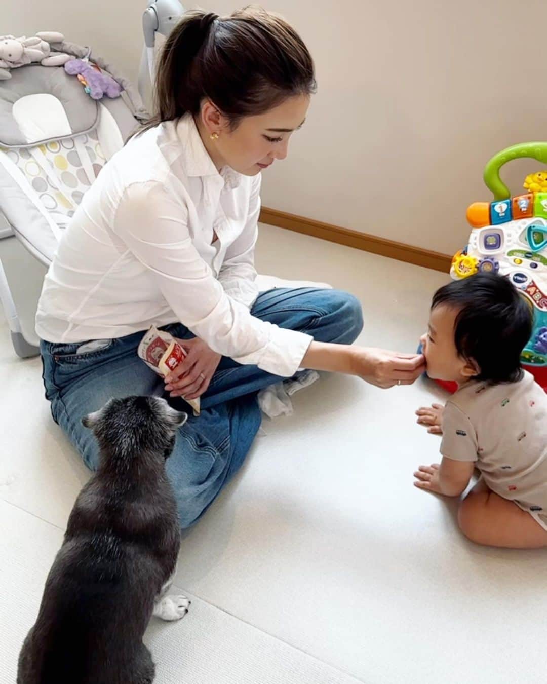 里海のインスタグラム：「兄弟仲良くたまごボーロを 食べてます🥚 子供はプーちゃんお姉さんから 色々学び、 プーちゃんお姉さんが私より子育てしてくれてます🙌🏻  朝も早くから本屋さんで どの本よりもハマっている 色々な育児本を６冊書いました📚  子供のためにというよりもw ただただ育児本を読むことが 楽しくて😂😂  1日３冊は読み切ってます😂😂  色んな人の考え方や統計値が 私は好きなようです😂 東大の人が〜とか 慶應合格〜 モンテッサリ〜 脳の〜 幸せの子育て〜 海外流の〜 などなど  もう私も長く生きていて 色々と知って来たつもりだったのですが  新しいことだらけで 私も学びになり、 楽しすぎて 毎日読書が止まりません😂」