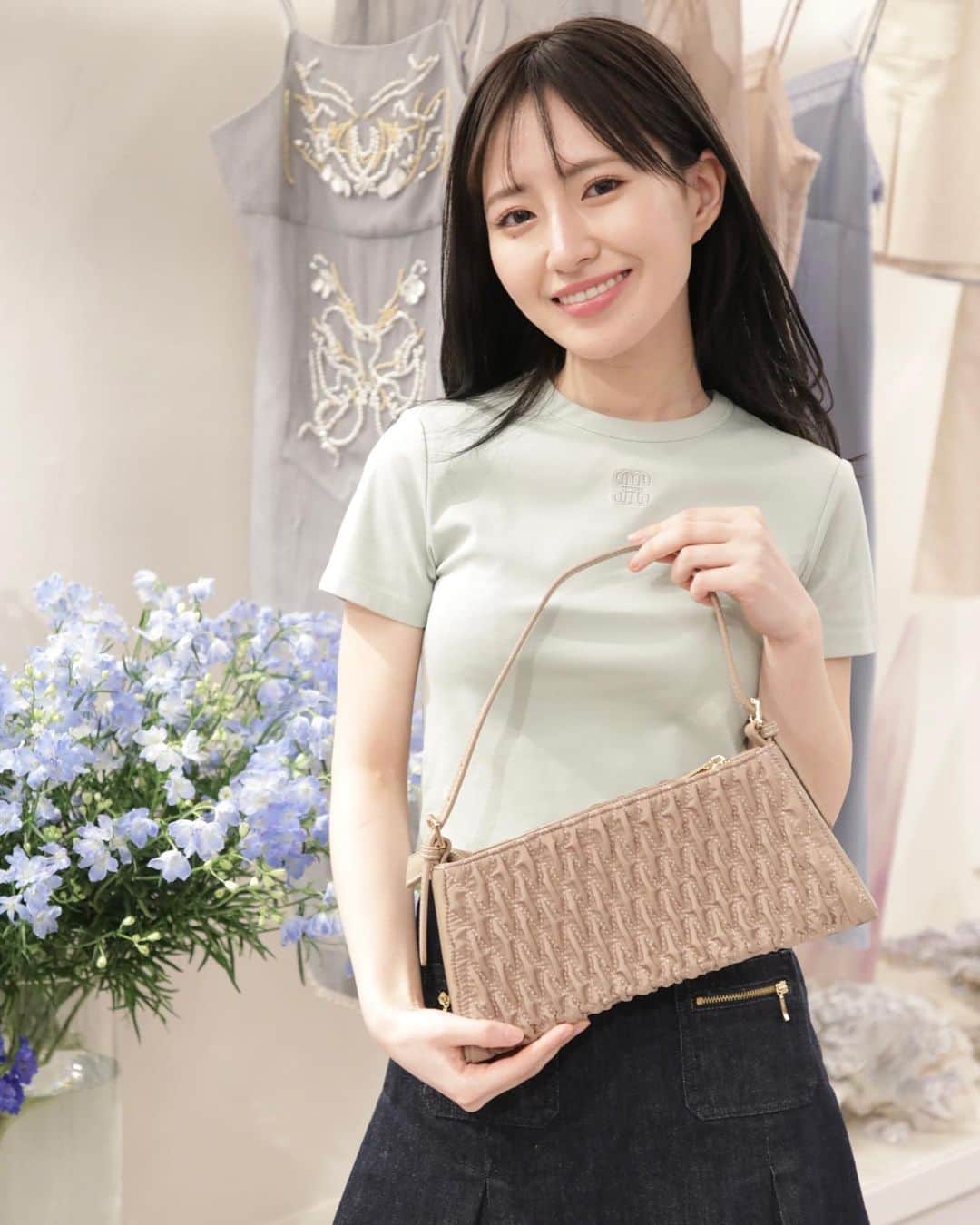 伊藤彩華さんのインスタグラム写真 - (伊藤彩華Instagram)「やっぱり、ミニ履きたいよね🫧 今日から発売っぽい🤍  #kiko_with_jillstuart #with_jillstuart #kikomizuhara #水原希子 #JILLbyJILLSTUART #ジルバイジルスチュアート #スターダスト #伊藤彩華」4月19日 11時12分 - ayaka_ito_official