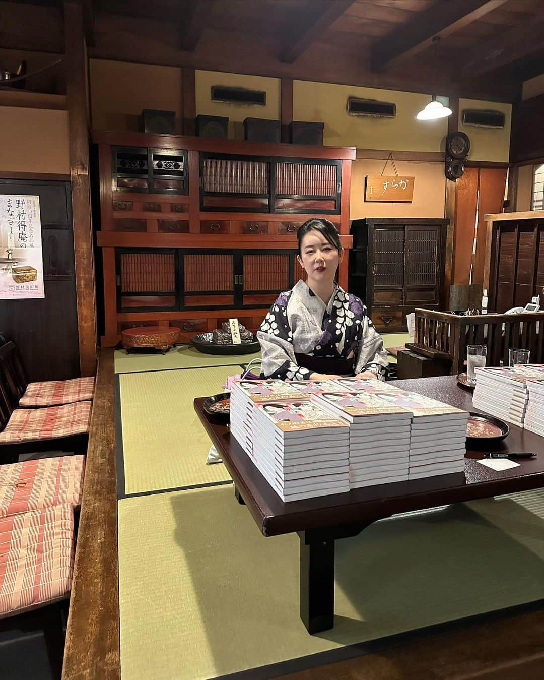 東村アキコさんのインスタグラム写真 - (東村アキコInstagram)「名古屋の懐石料理のお店、志ら玉さんで和文化好きな皆様でのお茶会とお食事会に誘われて、ついでに図々しくも銀太郎さんを手売りしようと思って、そしたらこんな、時代劇の商家の帳場の小上がりそのままのところに場所を作っていただいて‥ みなさんたくさんお買い上げ下さいました、志ら玉さん、参加したみなさま、本当にありがとうございました！  #懐石料理志ら玉#銀太郎さんお頼み申す#ココハナ#ごふく美馬#着物#辻ヶ花」4月19日 11時13分 - higashimuraakiko_official