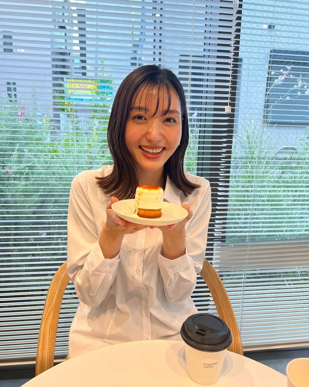 大浦育子さんのインスタグラム写真 - (大浦育子Instagram)「至福のcafeTime💓 一緒にいただいた　@kitasando_coffee のコーヒーがピッタリでした✨  放牧牛乳を加工した飲むヨーグルトもGET♡お家で出したら娘が気に入ってほとんど飲まれました😂やっぱり北海道の食べ物って最高✨ . #至福の時間#スイーツ#おすすめ #炙ってとろけるチーズケーキ #オンラインで発売されるらしいです」4月19日 11時21分 - ikuko_oura