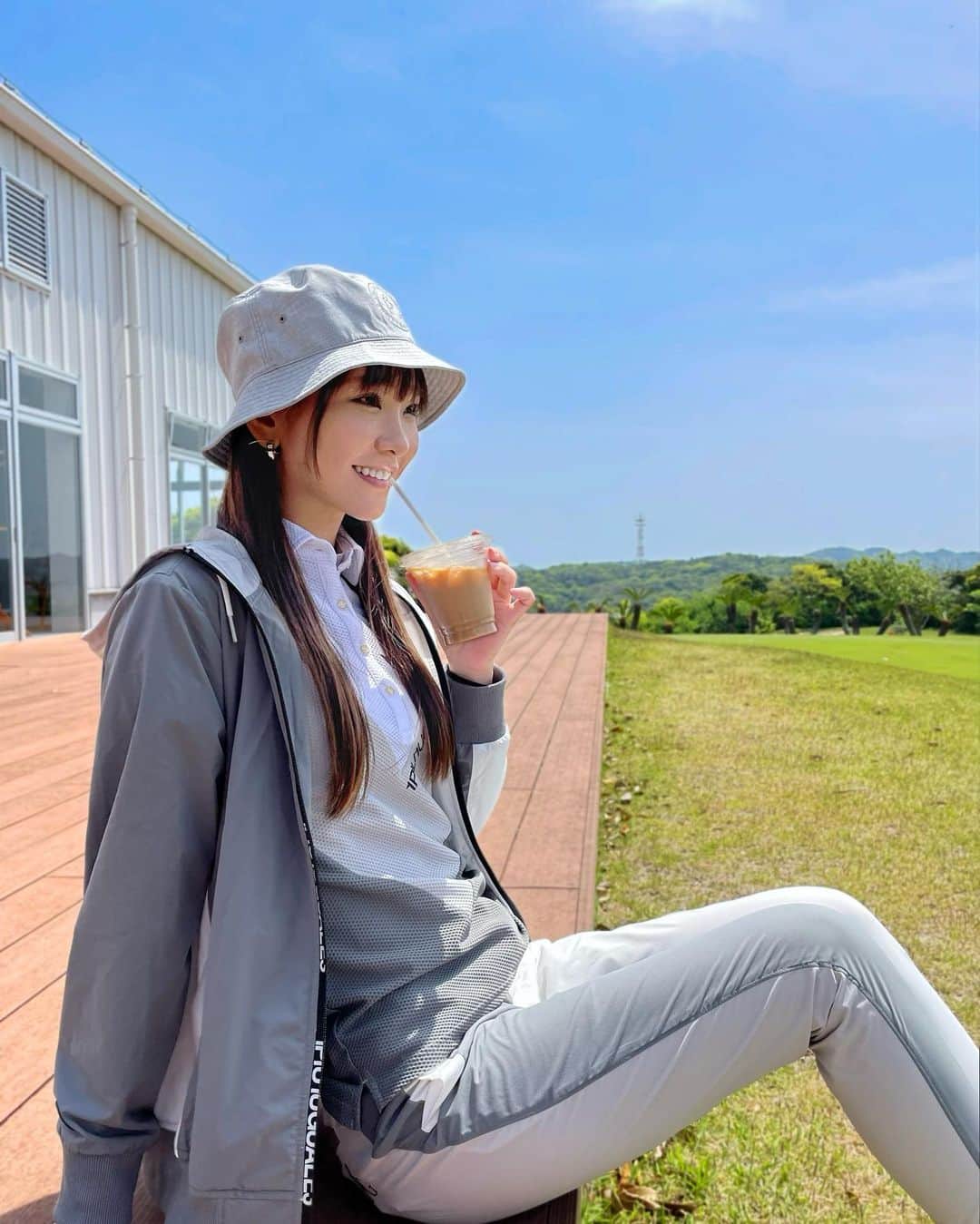 西村いちかさんのインスタグラム写真 - (西村いちかInstagram)「おはようございます！ 昨日はゴルフ人生で初めてパンツを履きました🫣日焼け気にしなくていいしすごく快適でした🤤  そして久しぶりにベスト更新…！ 87から83になりました🥳 去年は一打しか更新できなかったのでとっても嬉しいです💃✨  5W入れてからゴルフがもっと楽しくなった気がする🫶 と言いながら動画はドライバーです笑(しかもミスショットw  ウェア @1piu1uguale3_golf   クラブ @romaro_japan   #ゴルフ #ゴルフ女子 #ゴルフウェア #ゴルフ男子 #ゴルフコーデ #ゴルフ女子コーデ #ゴルフ好きな人と繋がりたい #ベスト更新 #golfswing #ゴルフスイング #ゴルフスイング動画 #골프 #골프스타그램 #골프패션 #골프웨어 #romaro」4月19日 11時22分 - ichika_nishimura
