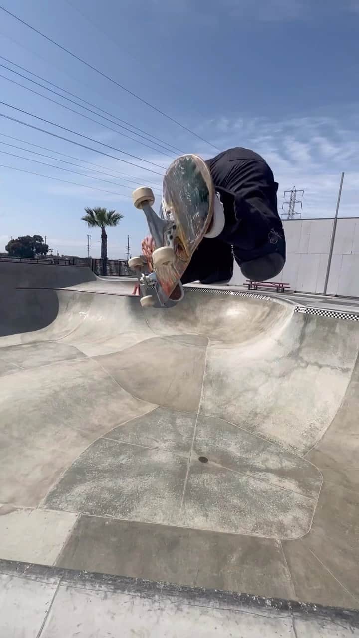 小川希花のインスタグラム：「Back in California☺️ 🎥 @klarakermoade   @vansjapan @blackflys_japan @christianhosoi @hosoiskateboards @ninja_bearing @stance_japan @independenttrucks @triforce_k @hi_5.skatepark @187killerpads @triple8nyc @ojwheels @mbm_parkbuilders @hydroflask.jp」