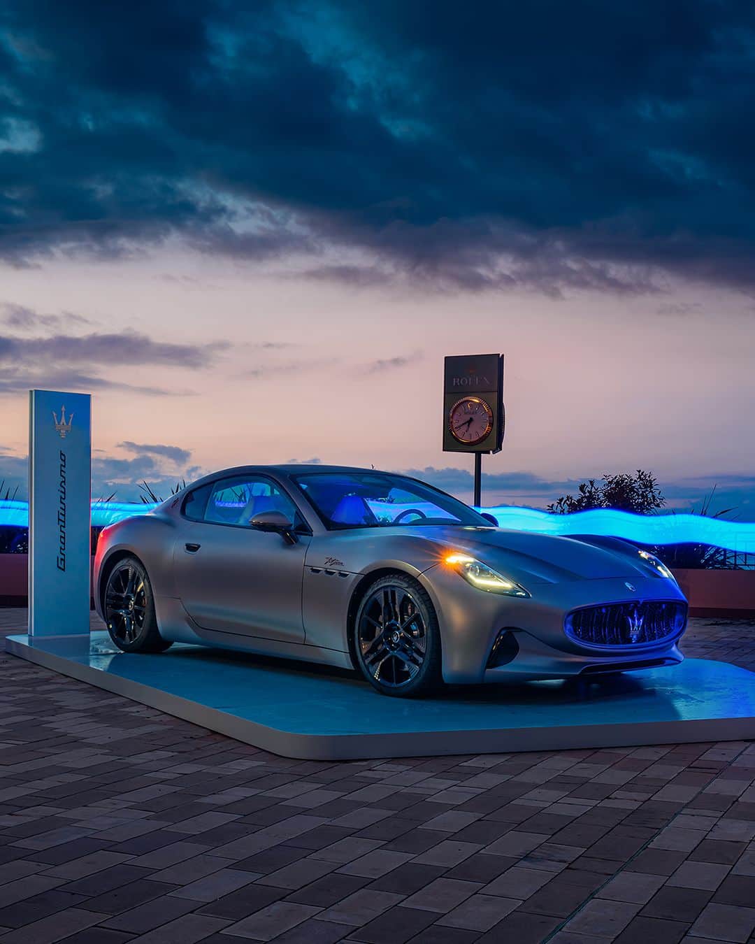 Maserati Japan | マセラティ ジャパンのインスタグラム：「電気エネルギーの波がモナコを席巻しました。 テニスコートのオンとオフ。 フル電動のグラントゥーリズモ フォルゴーレは、ラグジュアリーグランドツーリングの可能性を大きく変化させます。 グラントゥーリズモ。 人生を彩る快適な旅を。 @rolexmontecarlomasters #rolexmcmasters #Maserati」