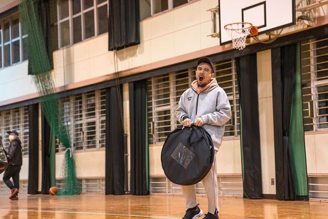 青木康平のインスタグラム：「「他人に過度な期待をしない生き方が出来れば人生は好転する‼️】 所詮、他人は自分にはコントロール出来ない存在。 「何でわかってくれないの？」 「こんなに努力してるのに何で認めてくれないの？」自分の価値観を相手に押し付けたり、他人軸の考え方ではストレスが溜まるばかりです。 他人に期待すればするほど、期待ハズレの答えや態度をされるとその分のストレスが自分に帰ってきます。 他人に期待される生き方を選んでしまうと陥りやすい。 これは本当に嫌ですね〜 ○自己肯定感は自分で上げる！ 「理解してもらえたらラッキー！」くらいで丁度良い👍 「自分がやりたいからやる‼️」 「他人からどう思われても、どう見られても関係ない‼️」 「少しでも頑張った自分を褒める‼️」 自分の人生なんだから自分の行動も自分の感情も自分でハンドルを握らないとですね💪  自分の機嫌は自分でとる😤  【幸せは日々の生活の中かは見つけ出すもの】 好きな事しかやってない俺は幸せ者です🫡 #あくびも出るぜ#自分らしく」
