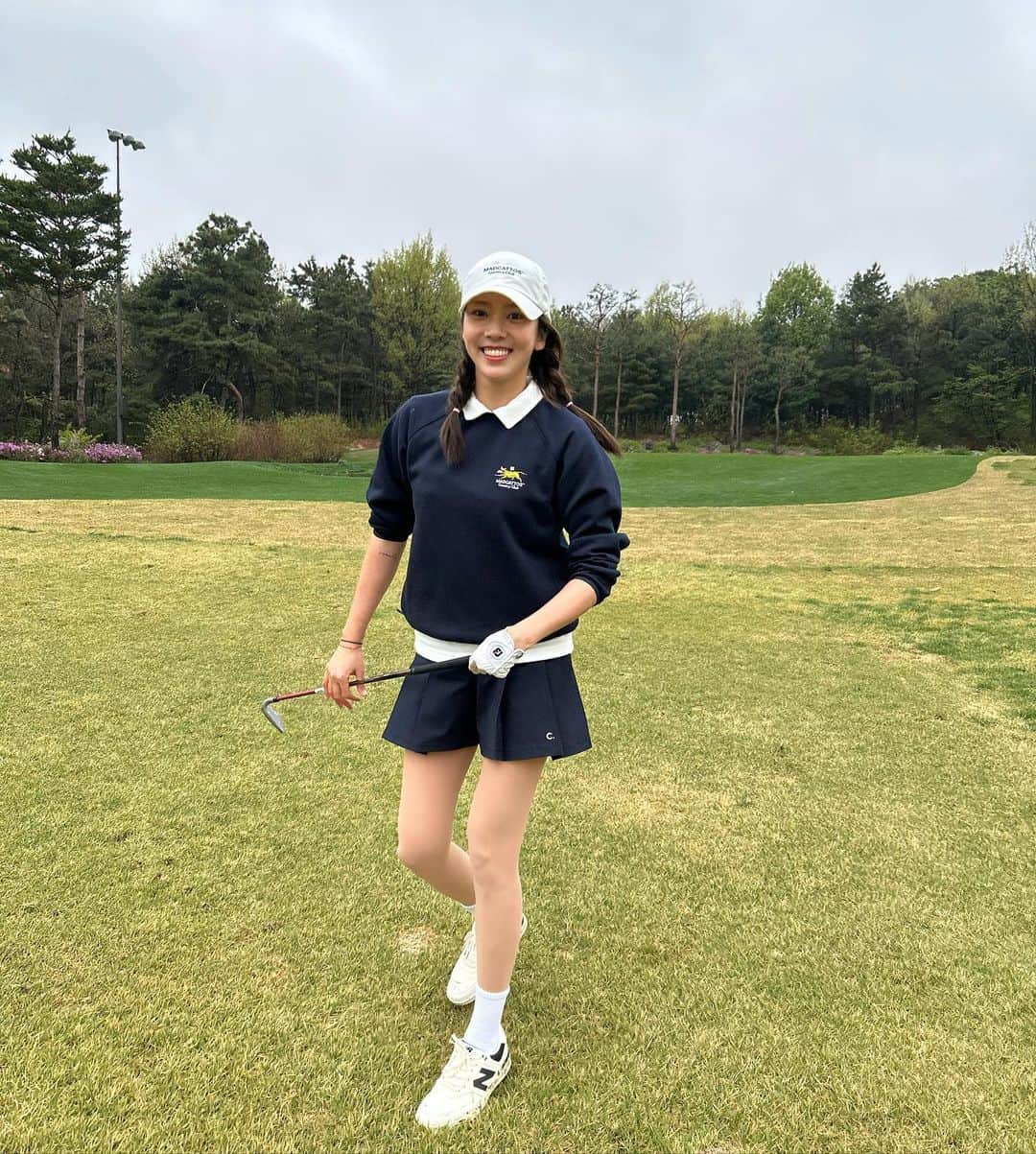ソン・ダムビのインスタグラム：「아침에는 비가 왔지만 후반에는 선선😘 언제쯤 골프는 늘까요?🏌🏻🏌️ 그래도 즐겁게 고고⛳️⛳️」