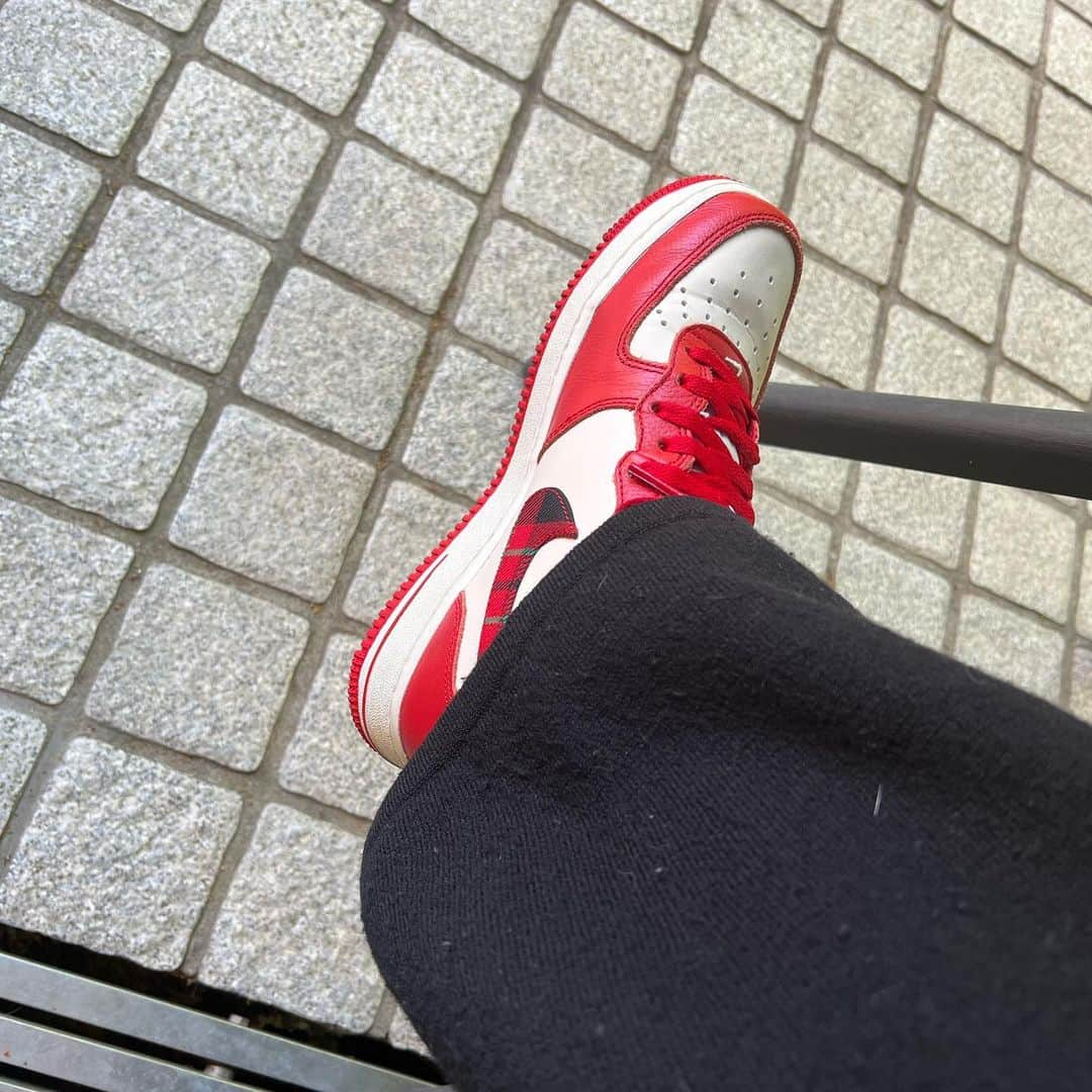 平山あやのインスタグラム：「今日の靴👟 NIKE大好き人間としては、この赤にチェックというのはたまらんのです✅  #fashion  #sneakers  #today #nike #shoes #airforce1」