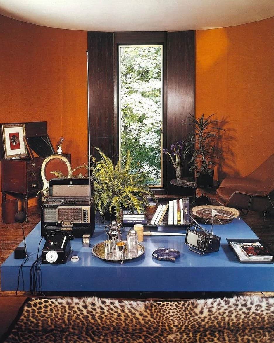 Meganのインスタグラム：「Love the colours of Charles Sévigny’s bedroom at Moulin des Corbeaux on L’île des Corbeaux outside of Paris, 1966 〰️ via @wtcooper  . . . . #interiordesign #blue #terracotta」