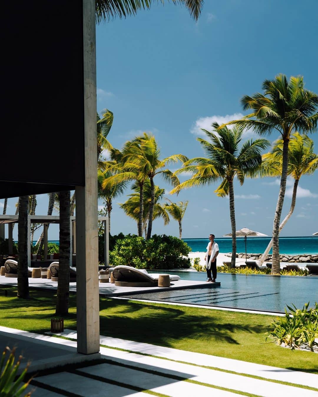 リッツ・カールトンのインスタグラム：「Pause beneath the palms and take in ocean panoramas at The Ritz-Carlton #Maldives, Fari Islands.」