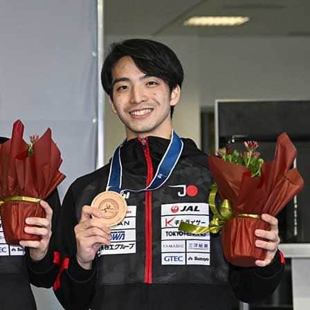 立教大学のインスタグラム：「【ニュース】「世界ジュニアカデフェンシング選手権大会」でフェンシング部の橋本祥英さんが団体戦で銅メダル獲得  2023年4月1日（土）～4月9日（日）までブルガリアで行われた「世界ジュニアカデフェンシング選手権大会」で、本学体育会フェンシング部から橋本祥英さん（経済学部2年次）がジュニア男子フルーレに出場しました。 橋本さんは個人戦に加え、44か国が参加したジュニア男子フルーレ団体戦に出場し、見事3位に入り、銅メダル獲得に貢献しました。  世界ジュニアカデフェンシング選手権大会は、カデ（17歳以下）部門は各国の国内ランキング上位3選手に、ジュニア（20歳以下）部門は各国の国内ランキング上位4選手に出場資格が与えられる世界大会です。それぞれエペ、フルーレ、サーブルの3種目で開催されました。  ・エペ 全身どの部分を突いてもポイントが入ります。両者が同時にお互いを突けば両者にポイントが入る一番分かりやすい種目です。 ・フルーレ 胴体のみを突くことでポイントが入ります。また、「攻撃権」というものがあり、この「攻撃権」を持っていないと得点を獲得できない種目です。 ・サーブル 上半身を「突く」「斬る」ことによりポイントが入る種目です。一瞬で勝敗が決するため非常にダイナミックな種目です。  橋本さんが出場したジュニア男子フルーレ団体戦1回戦目はウクライナとの試合で、初戦という緊張感漂う試合でしたが、45-23という結果で勝ちました。2回戦目は、日本チームが1つ目の壁と考えていた世界ジュニアチームランキング2位のフランスとの試合でした。結果はチームメンバーが自分のパフォーマンスを最大限に発揮し、45-26で勝ちました。  3回戦は、3月に行われたアジアジュニア団体で敗戦したウズベキスタンとの試合でした。橋本さんらチーム一丸となって45-32で勝ちました。  そして、準決勝の相手はアメリカでした。橋本さんは、この試合は参加せずにベンチでチームを支えていました。試合は25-12とかなりの点差で勝っていたが、後半にアメリカの猛攻により37-40と逆転され、最後はエース対決となりました。日本のエースが冷静に戦い43-43までもつれこみましたが、果敢に攻めに行ったものの準決勝で敗退しました。  その後、3位決定戦が行われました。チームは優勝を逃して落ち込んでいる様子でしたが、メダルを持って帰るという一心でなんとか気持ちを切り替え、そしてハンガリーに45-31で勝利しました。見事3位に入り、銅メダル獲得を獲得しました。  なお、本大会には須田真衣さん（スポーツウエルネス学部1年次）がジュニア女子エペに出場しました。須田さんは国内代表選考会4大会中2大会で優勝、残り2大会もベスト4の成績をおさめ、国内ランキングでは2位に40ポイント差をつけ、圧倒的な1位で代表入を果たしました。 個人戦では、予選プールを5戦全勝で突破しましたが、決勝トーナメント1回戦で惜しくも敗退となり最終成績は65位、団体戦は、1回戦でウクライナに敗退し24位となりました。  【コメント】 経済学部経済学科2年次 橋本 祥英さん  今回の世界ジュニア選手権はU20なので最初で最後の試合でした。個人戦では思うように自分のフェンシングができずに、1回戦目で負けてしまいました。  やっとのことで、来ることができた世界ジュニアという夢の舞台でこのまま終わってたまるかという気持ちを強く持ち、翌々日に行われる団体戦に向けて気持ちを切り替えました。  その結果、世界ランキング2位のフランスに快勝したり、アジアジュニアで負けたウズベキスタンにリベンジすることができました。しかし、準決勝のアメリカ戦では試合に参加できずベンチでチームを支えました。その時は、日本のために自分のできることを全うしましたが、同時にものすごく悔しい気持ちがありました。しかし、3位決定戦では、自分も出場しラストジュニアはとても良い形で終えることができました。  日本の最高のメンバーと共に世界で戦い、メダルを持って帰れることができ、とても嬉しく最高に楽しい試合でした。支えたくれた全ての人に感謝しています。ありがとうございました！これからも、夢に向かって頑張りますので、応援よろしくお願いします！  （写真：Ⓒ日本フェンシング協会/Augusto Bizzi/FIE）」