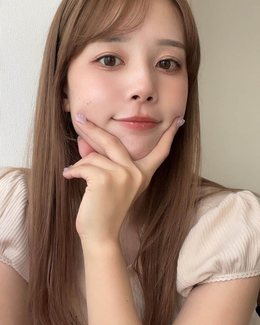 目見田早弥子のインスタグラム：「前髪伸びてきた~、 切るつもりだけどちょっと先になりそうなので我慢 &気分転換にわけてほんのりふんわり巻いてるよ🪿  @apartment___salon でアイブロウワックスしてもらって 眉毛がキレイだし形も過去一理想通りで 本当に嬉しい💘 むしろ眉毛見せたいのもあって前髪わけてる🫠🩷  私はもともと薄眉なので形とるのがほんとに大変で😵‍💫 今回は ☑︎並行ベースで眉尻若干アーチ気味 ☑︎左右で高さが違うから揃えたいけど 太さはあまり細くしたくない ＋ ☑︎仕上げのメイクは薄め でお願いしたよ☝🏻💫  生えてないところや薄いところに ちょこっとパウダー足して ペンシルとコンシーラーでうすーく 縁取りするだけでめっちゃナチュラル可愛いです🎀 最高~、ありがとうございました🎶 来月はマツパの予約もしてるから楽しみ♡」