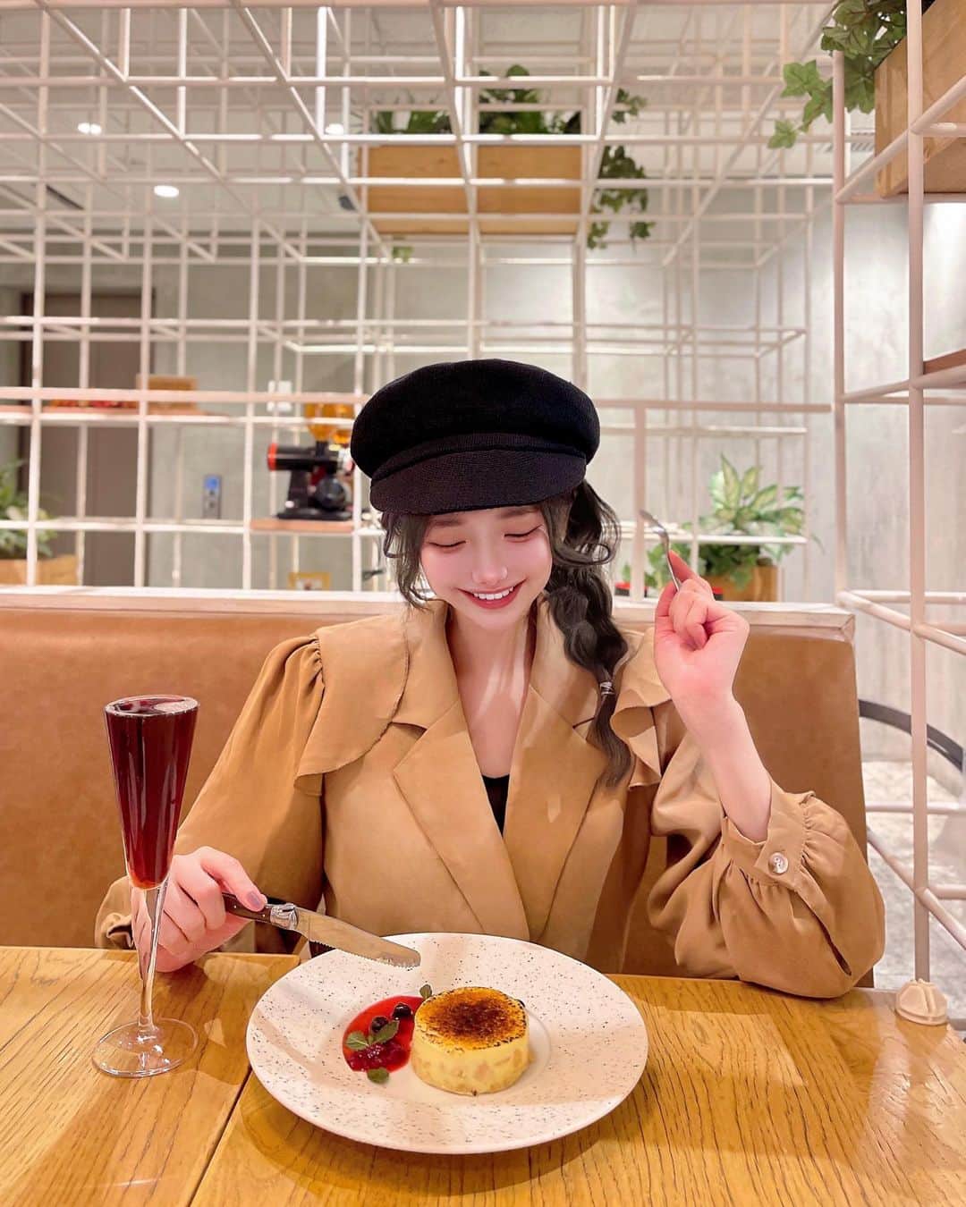 くまくまくまのインスタグラム：「・ 銀座で用事終わって友達とご飯🍽♪  この店美味しいよとおすすめされて、  ☆牛フィレ肉とフォアグラの「ロッシーニ」〜黒トリュフソース  ☆黒毛和牛の赤ワイン煮込み  ☆とろけるレアーチーズケーキ  など、適当に頼んでみたら、どれも美味しくてテンション上がったぁ〜⤴︎💃✨  コスパもいいしリピー決定👌✨  そして！  誕生日でもないし、何もないのに、友達から大人気のYSL新作プレゼントもらったし🎁  ほんと天使すぎる子👼🏻♡  またいい1日になりそうですわんーー♪🧸  ┈┈┈┈┈┈┈┈┈┈ 「俺のGrand Table」  東京都中央区銀座5-13-19 デュープレックス銀座タワー 5/13 2F  #フレンチ#イタリアン#フレンチ料理#イタリアン料理#銀座グルメ#銀座ランチ#銀座ディナー#スイーツテロ#飯テロ#食テロ#ロッシーニ#レアチーズケーキ#グルメ女子#お肉大好き#東京グルメ#グルメ#食レポ#グルメ巡り#食いしん坊#夜景ディナー」