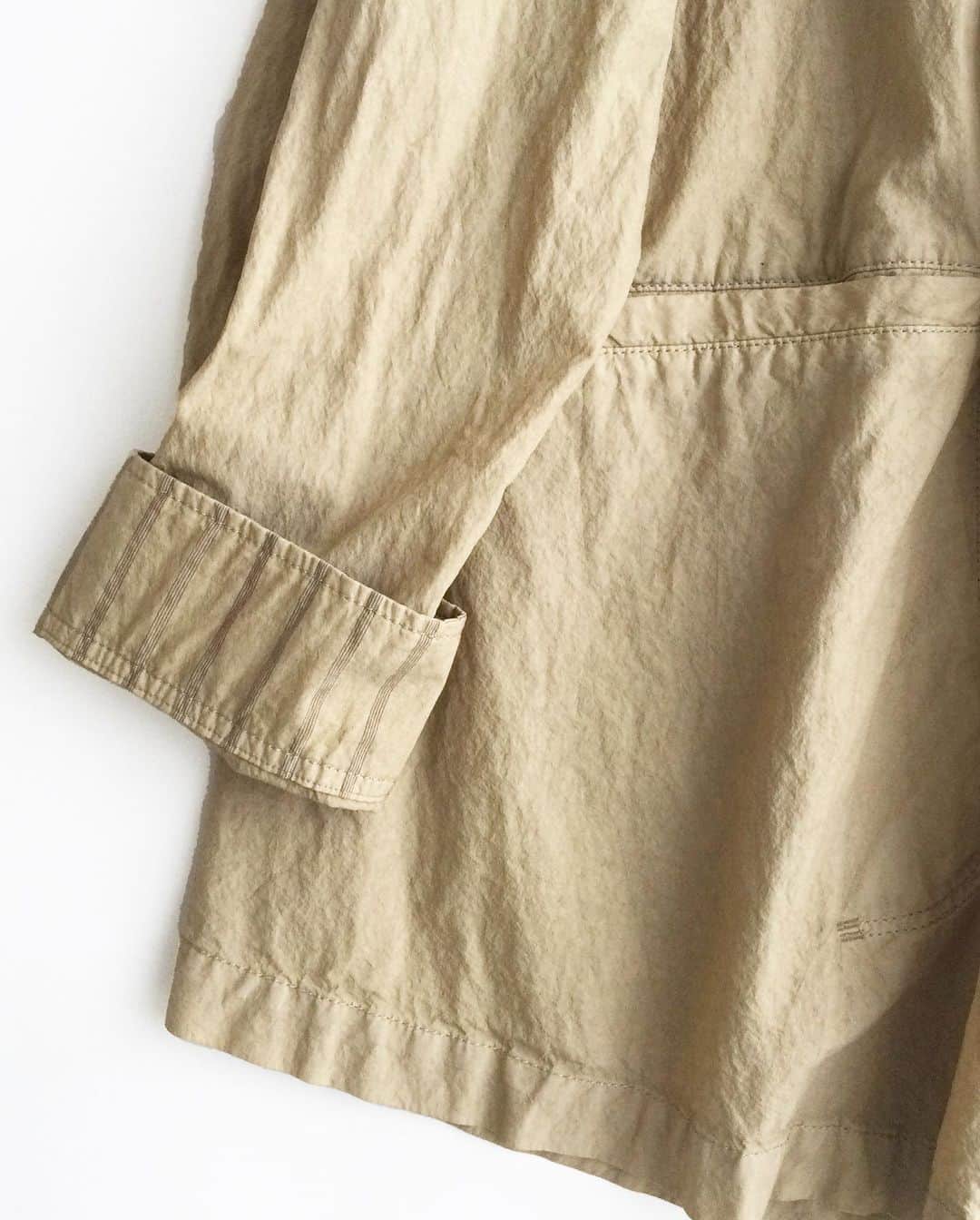 pas de calais -パドカレ-さんのインスタグラム写真 - (pas de calais -パドカレ-Instagram)「•  コットン×リサイクルナイロンのシャツジャケット。軽くて使いやすい、夏のシャツジャケットです。袖口を捲ると隠れストライプ柄が現れます。  •Jacket (No.3202) Beige, Grey 46,200yen  ※Online Storeは本日18時からの発売です。  ■ORDER NOVELTY EVENT③ 本日4/19(水)〜30日(日)  今月がイベント最終月になります。  #pasdecalais  #pasdecalais_official_jp  #パドカレ #shirtjacket  #cottonnylon  #Aline #summerjacket」4月19日 11時50分 - pasdecalais_official_jp