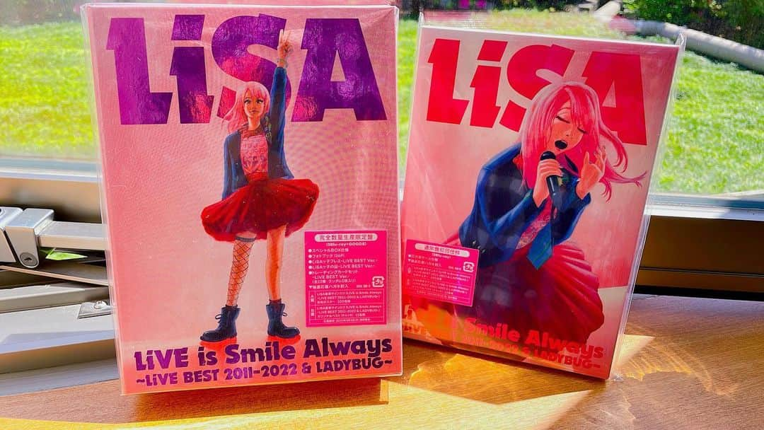 LiSAさんのインスタグラム写真 - (LiSAInstagram)「『LiSA～LiVE BEST 2011-2022 & LADYBUG～』DVD&BD 本日発売しました🥳㊗️📣🐞  12年間、素晴らしい瞬間をたくさんたくさんありがとう。 歴史書のような、大大大大ボリュームになったけど、それでも全然詰め込み足りない程、その時々、あの素晴らしい瞬間を一緒に迎えてくれたキミに、感謝を込めて。 #LiSAライブベスト　永久保存盤、受け取ってくださいっ💌 https://lisa.lnk.to/LiVEBEST_20230419」4月19日 11時51分 - xlisa_olivex