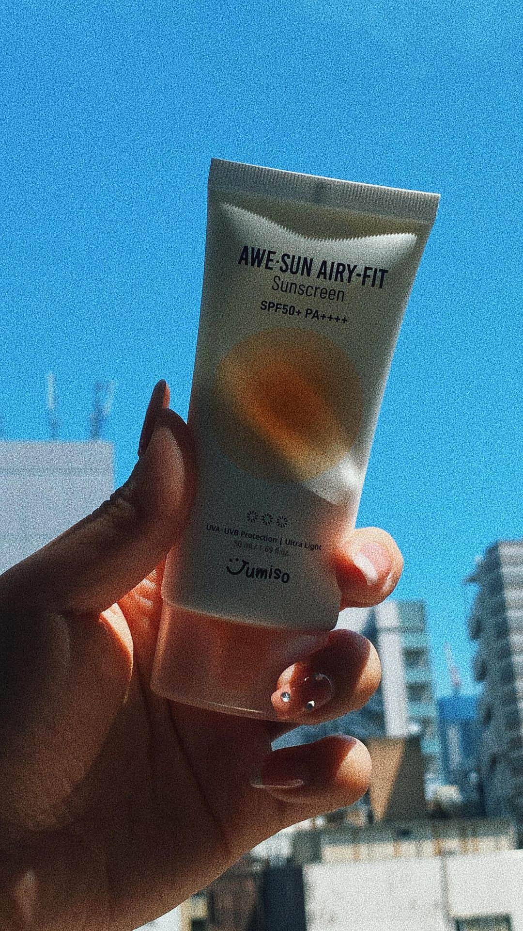 藤田早希のインスタグラム：「ジュミソ @jumiso_global  AWE-SUN AIRY-FIT 日焼け止め SPF50+ PA++++ 50ml . . 以前紹介したブルーとイロチの日焼け止めです🧏🏻‍♀️ こちらはトーンアップ効果はなく、白浮きしない 紫外線吸収剤が入ってる日焼け止め☀️. . UVA&UVB(要は紫外線)を遮断してくれるよー！ デイリー使いしやすいので、水分補給しながら 化粧下地としても使えるよ✨. . テクスチャーは以前のブルーのものより 少し軽いのにしっかり水分が入る感じ✌🏻 日によってブルー、イエロー使い分けするのも ありだね💙💛. . 気になったら @stylekorean_japan をチェックして✌🏻. . . . #スタコリアンバサダー#韓国コスメ #スタイルコリ アン #stylekorean #MIGUHARA #ミグハラ #ジュミソ #JUMISO #TOCOBO #トコボ #HEIMISH #ヘイミッシュ #日焼け止め #アンバサダー#韓国 #アイクリーム #スキンケア #韓国スキンケア #sunscreen #スキンケア #毛穴ケア #化粧品  #followme #happy #love #me #l4l #like4likes #likeforlikes #instalike #instagood . . . .」