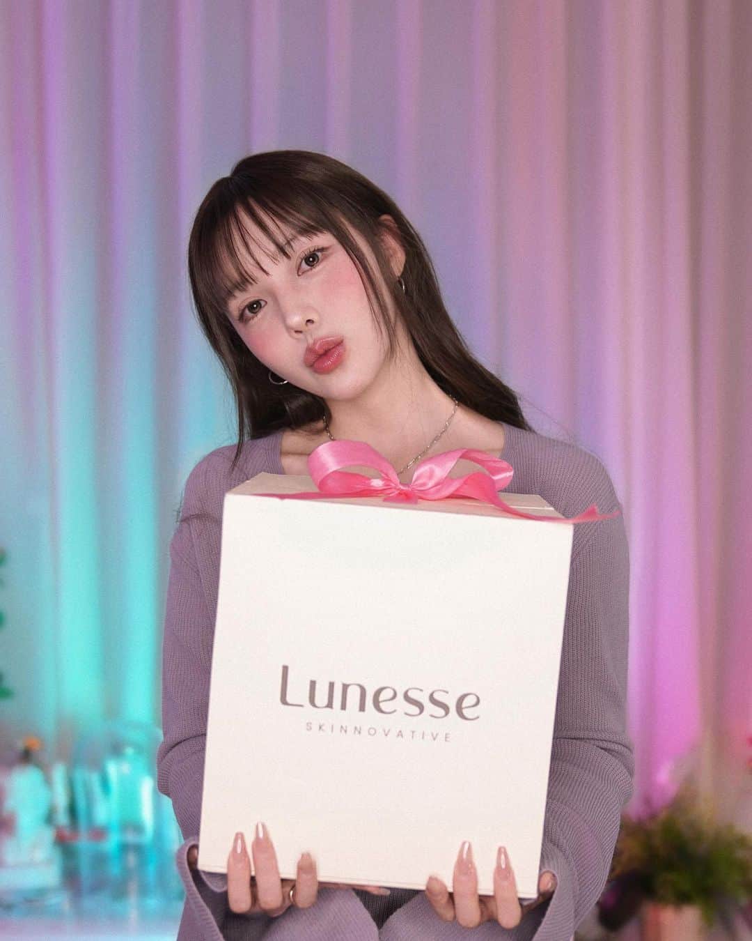 ポニーのインスタグラム：「#광고  @lunesse.official sent me this beautiful PR box as a gift!🎀 I received their product range and I have been testing them since then! - I always test my products first before sharing with you all!  Due to my dry skin, this 24H Moisture Skin Balancer Cream caught my eye immediately. As the weather is changing, so is my skin condition!  I love how the product is equipped with a Hydra Lock Formula to keep my skin hydrated all day without it feeling tight or dry. I also really like how silky and smooth the texture of the product is.☁️  ✨The key ingredient for this product is 5% Niacinamide and Triple Hyaluronic Acid.   With this cream, there is no need for you to use an additional hyaluronic acid serum. I think it’s great to use it either day or night or whenever your skin feels unbalanced for special care!   @lunesse.official 루네스에서 PR 박스를 선물로 받았어요!🤍 받아 본 제품들 전부 꾸준히 테스트하고 있어요:) 환절기라 피부 상태도 예민하고 건조해서 24H 수분 스킨 밸런서 크림을 가장 먼저 사용해 봤어요!  하이드라락 포뮬러 제품으로 피부가 당기거나 건조하지 않게 도움 주고 무거운 느낌 없이 하루 종일 촉촉하게 유지되는 느낌의 크림이에요☁️ 5% 나이아신아마이드와 트리플 히알루론산이 핵심 성분으로 들어가 있는데, 텍스처가 엄청 부드럽고 기름기 없이 매끄럽게 마무리돼요!  트리플 히알루론산이 들어가 있어서 히알루론산 세럼을 추가로 사용할 필요가 없고, 낮/밤 구분없이 사용하기 좋은 제품이에요!  #Lunesse #PonyforLunesse #skincareroutine #skinvestmentstartshere」