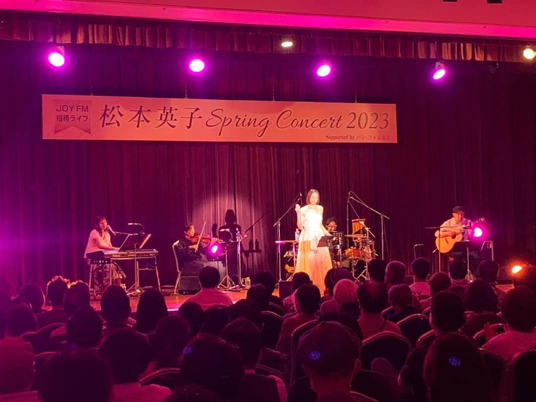 由梨香さんのインスタグラム写真 - (由梨香Instagram)「16日 松本英子さん 宮崎コンサート ピアノコーラスを担当させて頂きました！  初の宮崎演奏✨ 本当に楽しかった！ 英子さんの歌声が響き渡り、会場の皆様の笑顔 歌声がとても印象的でした✨  個人的に宮崎では初の演奏でしたが喜んで頂けてよかったなぁと一安心。 ありがとうございました！  英子さんの歌声を支える ギター大西ユウスケさん、バイオリン梶谷裕子さん、パーカッション中北裕子さん 素晴らしい先輩方との時間と演奏がまた楽しくて！🙏🏻✨ 本当に感謝感謝なのです。 そしてみんなでたくさん笑いました😋  英子さんには本当に素晴らしき時間を たくさん頂いております😌🙏🏻  またいつか宮崎へ演奏に行けます様に！  #宮崎」4月19日 12時10分 - yurikapiano