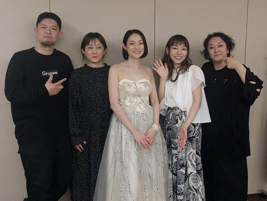 のインスタグラム：「16日 松本英子さん 宮崎コンサート ピアノコーラスを担当させて頂きました！  初の宮崎演奏✨ 本当に楽しかった！ 英子さんの歌声が響き渡り、会場の皆様の笑顔 歌声がとても印象的でした✨  個人的に宮崎では初の演奏でしたが喜んで頂けてよかったなぁと一安心。 ありがとうございました！  英子さんの歌声を支える ギター大西ユウスケさん、バイオリン梶谷裕子さん、パーカッション中北裕子さん 素晴らしい先輩方との時間と演奏がまた楽しくて！🙏🏻✨ 本当に感謝感謝なのです。 そしてみんなでたくさん笑いました😋  英子さんには本当に素晴らしき時間を たくさん頂いております😌🙏🏻  またいつか宮崎へ演奏に行けます様に！  #宮崎」