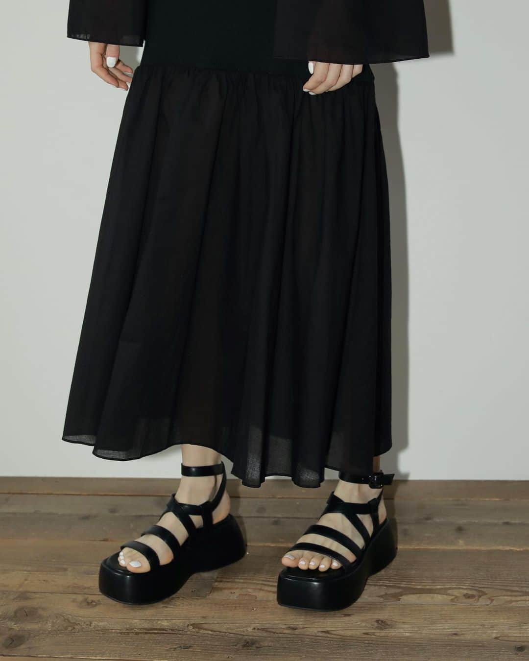 AMAILのインスタグラム：「#comingsoon 4/21(金)お昼12:00〜販売スタート  Platform belt sandal ￥14,850 color: BEG/BLK size:S/M/L  プラットホームな厚底が履きやすいPlatform laceupup sandalの進化版が登場。 甲幅を従来のサンダルより大きくとり、ソックス合わせもしていただきやすいデザインに。 足首がクロスになっているため足が細く見え効果もあり、固定されるため安定感も〇 底にクッション性があるため、長時間の着用にも疲れづらく仕上げました。  春や秋口までお使いいただけるシアーソックスやラメソックス合わせでの ワンピーススタイルや、パンツ合わせでもヌケ感を演出できるため、 様々なコーディネートにお使いいただけます。  #AMAIL #アマイル #厚底サンダル」