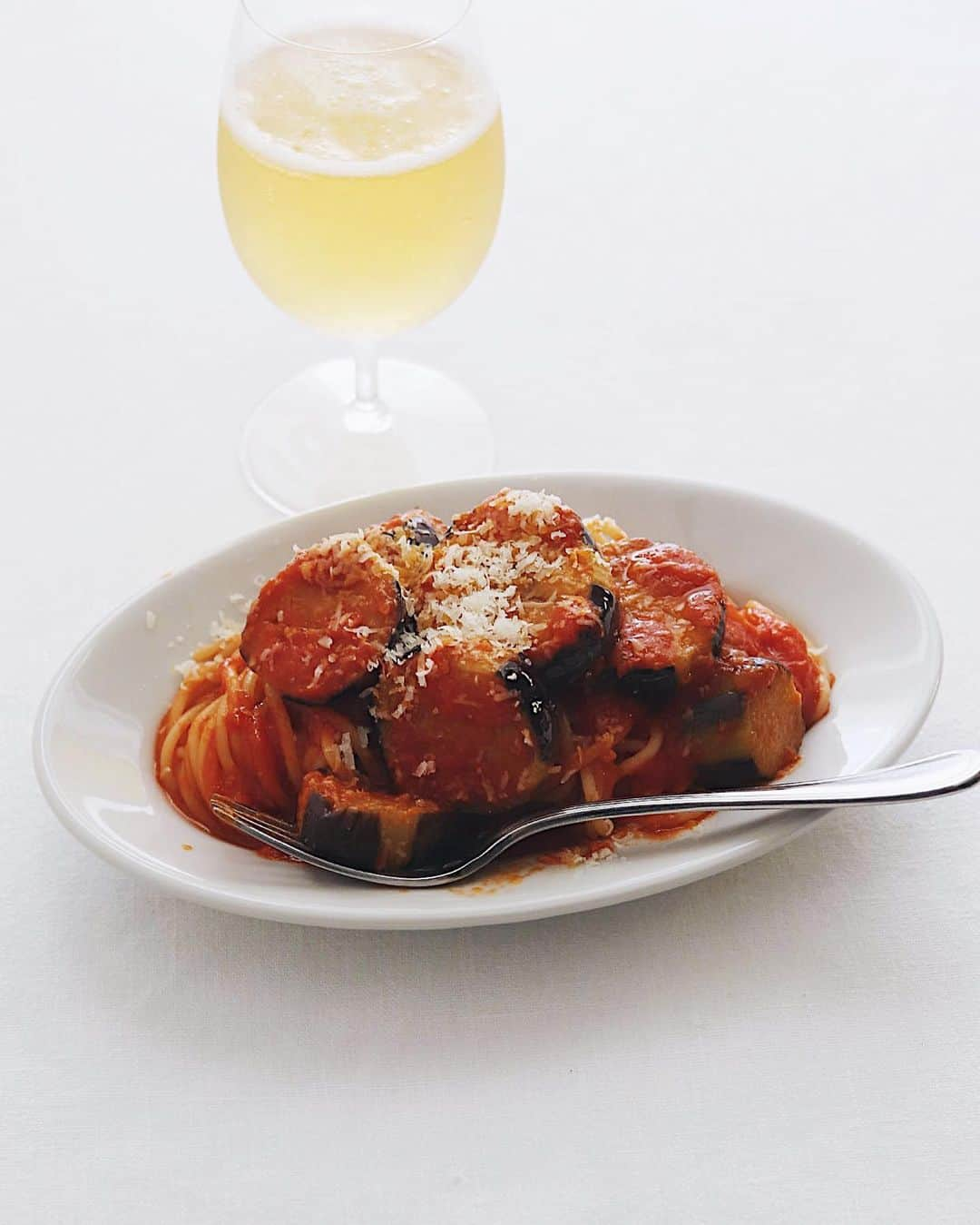 樋口正樹さんのインスタグラム写真 - (樋口正樹Instagram)「Today's Lunch 🍝 🍺 . お昼ご飯にパスタとビールで、 ナスのトマトスパゲッティに よーく冷えてるグラスビール😋 . . . #ナスのトマトソースパスタ #スパゲッティ #パスタ部 #ランチビール #グラスビール #ペローニナストロアズーロ #昼パスタ #spaghetti #pastalover #lovepasta」4月19日 12時05分 - higuccini