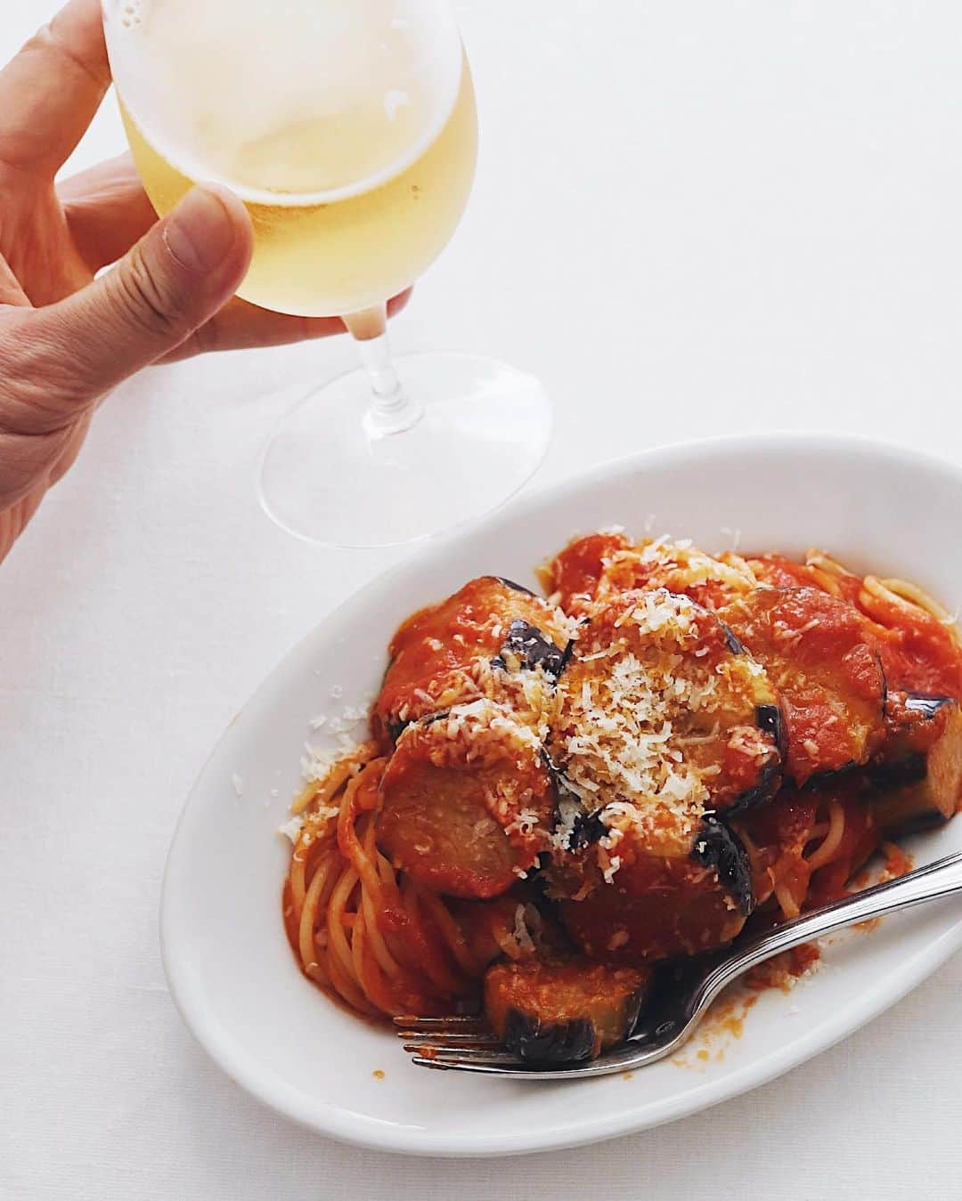 樋口正樹のインスタグラム：「Today's Lunch 🍝 🍺 . お昼ご飯にパスタとビールで、 ナスのトマトスパゲッティに よーく冷えてるグラスビール😋 . . . #ナスのトマトソースパスタ #スパゲッティ #パスタ部 #ランチビール #グラスビール #ペローニナストロアズーロ #昼パスタ #spaghetti #pastalover #lovepasta」