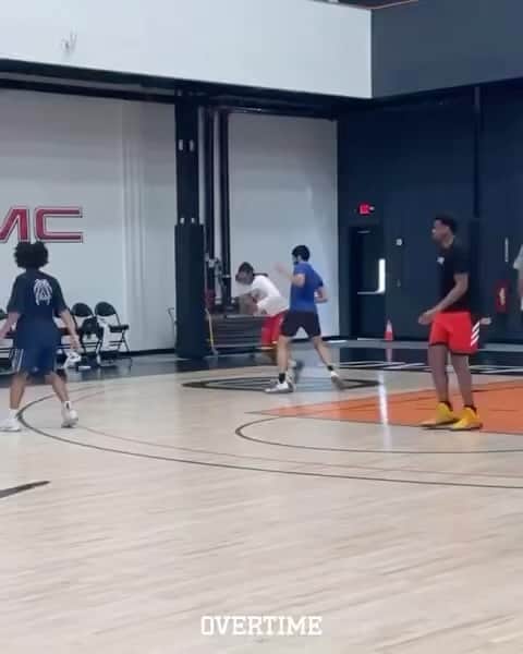ルイス・ウィリアムスのインスタグラム：「This is not the pack you wanna run into at your local LA Fitness. Lol trust me 😂😂」