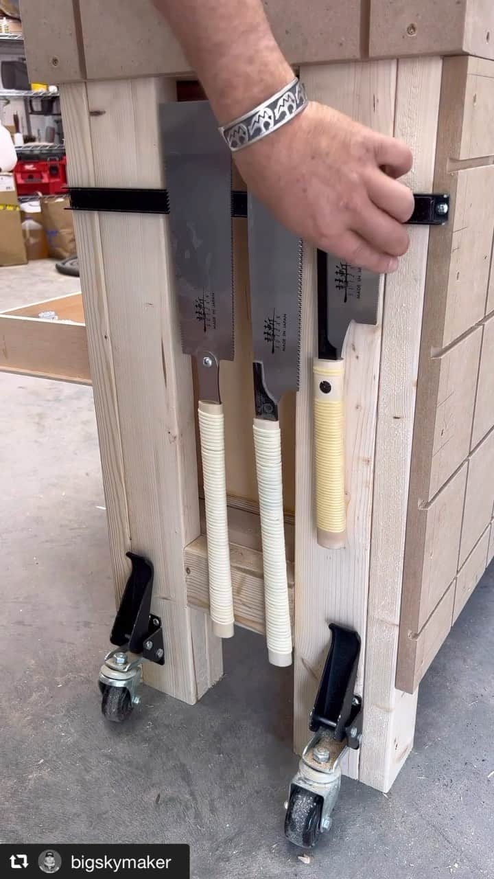 SUIZAN JAPANのインスタグラム：「This might be a good place to store the saw🤩 Easy to pick up!👍 Be careful not to cut yourself! ⁡ Repost📸@bigskymaker Musical pullsaws #woodworking #woodworker #woodworkingworkshops #pullsaw #japanesepullsaw #magnetictools #maker #bigskymaker ⁡ #suizan #suizanjapan #japanesesaw #japanesesaws #japansäge #sierrajaponesa #sciejaponaise #鋸 #japanesetool #japanesetools #handsaw #pullsaw #ryoba #dozuki #dovetail #flushcut #kataba #woodwork #woodworkingtools #diy」