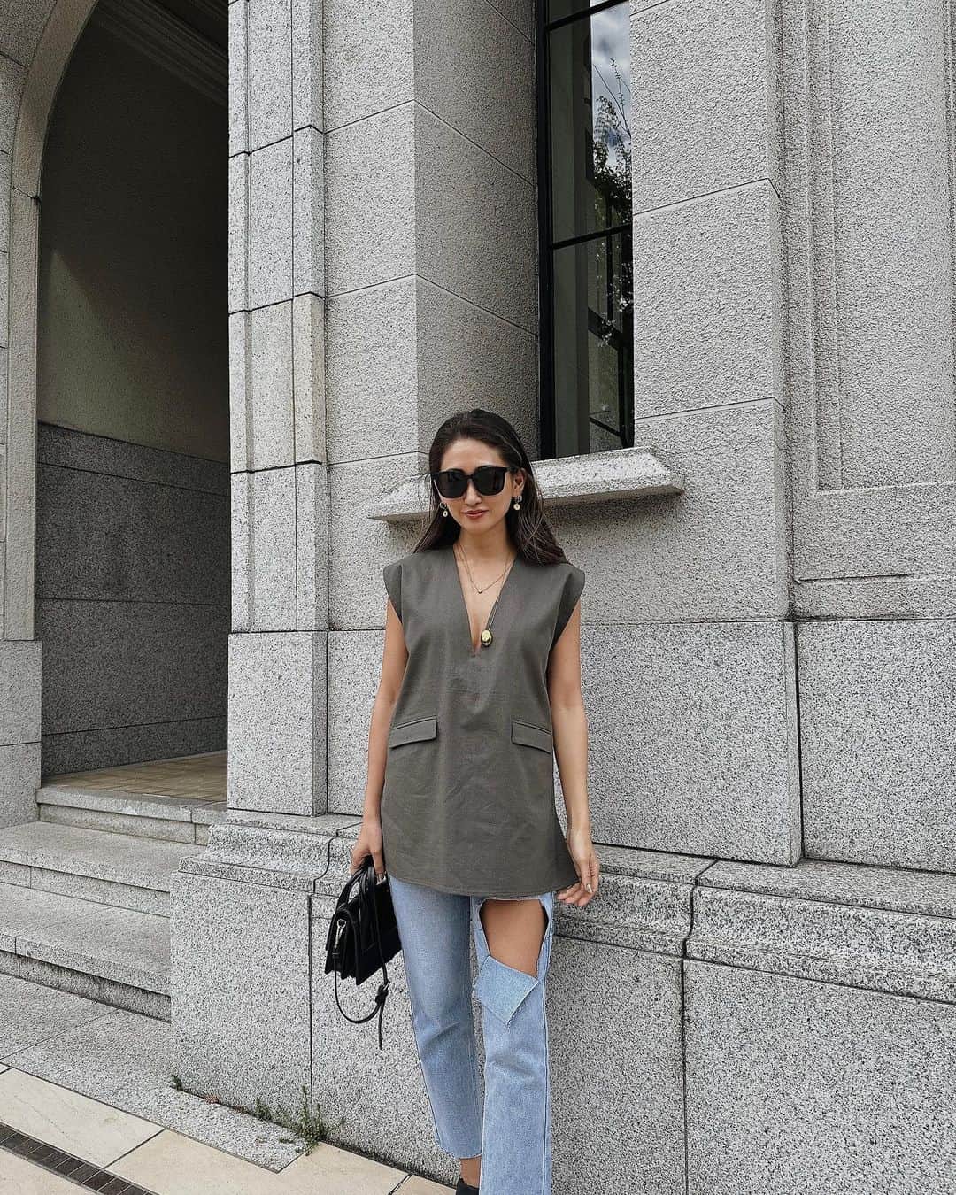 のインスタグラム：「あ〜可愛いすぎる〜‼️ 麻のような生地だけど違う！笑笑 着心地良き❣️ 夏にはベスト見たく着ても脇からブラが見えることがなく、 肩から二の腕を隠し、バスト脇のところはしっかり細く見えるようになっており😏 丈の長さも長め！ 身長162cmのモデルさんと私155cmの方が着ても同じくらいに見えます‼︎ 今だったら中にtシャツを入れたりロンTを入れて見たりシースルーの長袖を入れてみたりしてお出掛けがいいと思います❣️ そーしたら羽織ものいらないかと❣️ .  .  .  . @esutoreja  .  .  .  #esutoreja  #fashion #apparel #clothes #newarrivals #code #ootd #springfashion #springcollection #sscollection #ss2023 #春服 #春服コーデ #春ファッション #ジャケットコーデ #スカートコーデ #パンツコーデ#低身長コーデ#155cmコーデ #154cmコーデ #アパレルブランド #ディレクター #ファッションデザイナー #ファッションモデル #海外コーデ #海外ファッションコーデ #海外ガール #海外スタイル #海外トレンド」