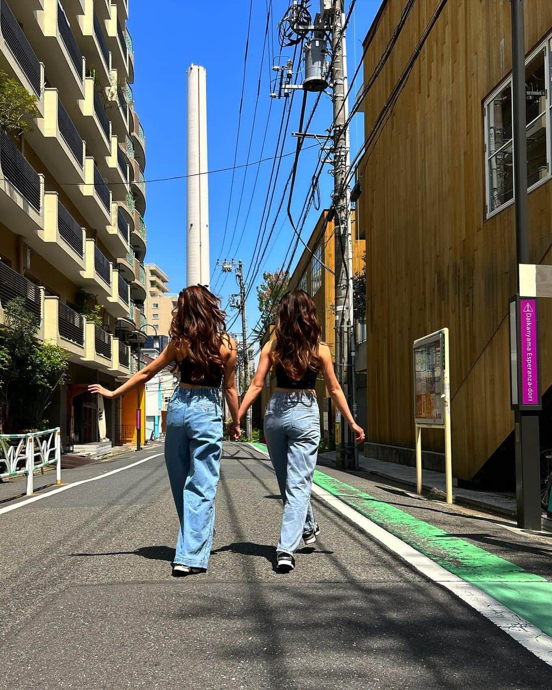twinsりなりかさんのインスタグラム写真 - (twinsりなりかInstagram)「Beautiful day🦋🦋🦋 make me feel so good:)  天気がもう夏みたいでルンルンに歩いてました♪あったかいって最高だなぁ。頭はガーリーだから格好はスポーティーにしてみたよ🦋」4月19日 12時16分 - rinarika__