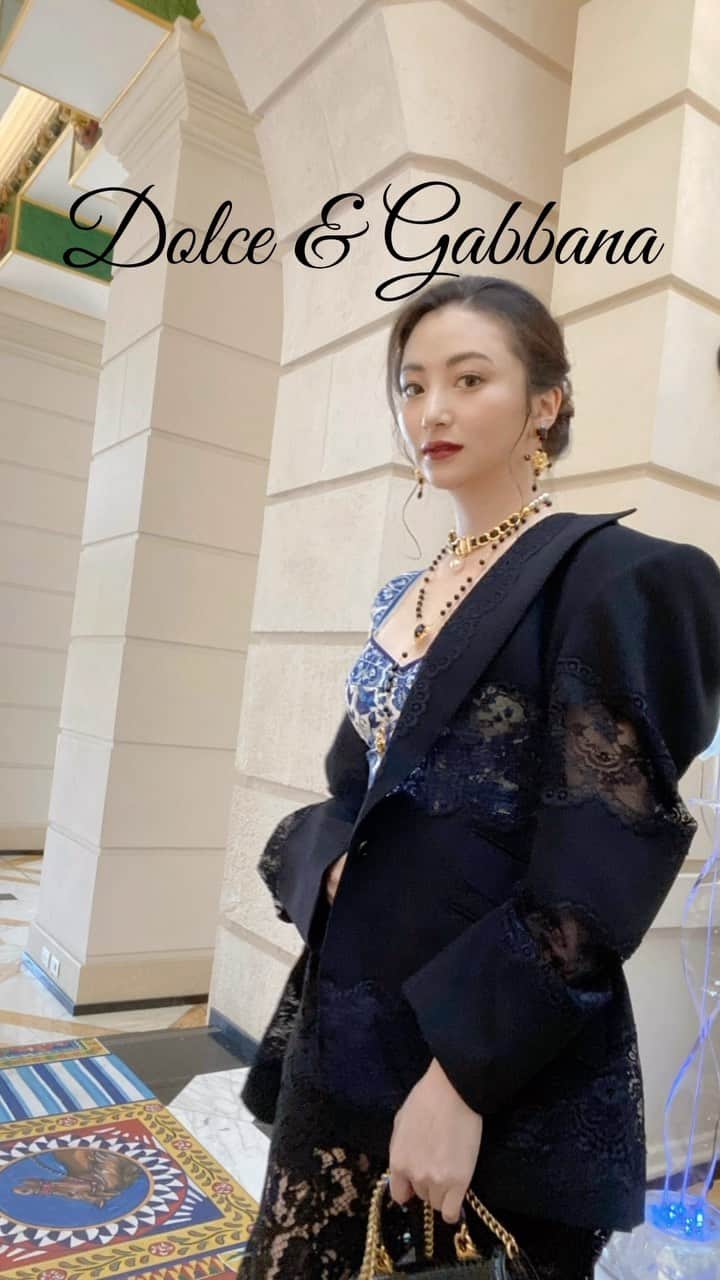 のインスタグラム：「Dolce&Gabbana at Sicilia💙  基本メンズライクだけど、 レースで女性っぽさをセクシーに。  アクセサリーを重ね付けして、 Party仕様に。  トップスに白を混ぜて抜け感を🤍」