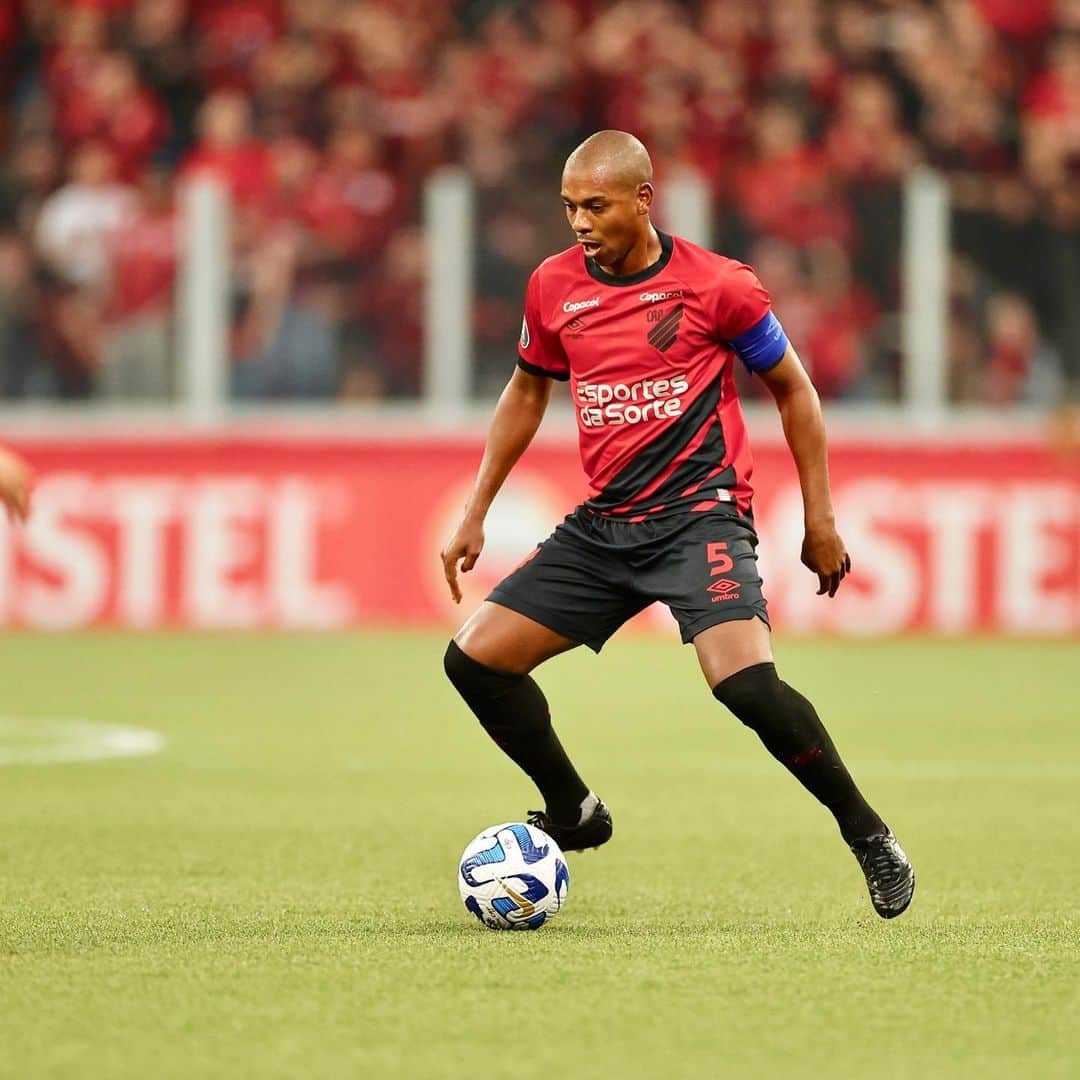 フェルナンジーニョのインスタグラム：「Excelente resultado com o apoio da arquibancada e empenho de todos da equipe. 🌪️🌪️👏🏾💪🏾🙌🏾」