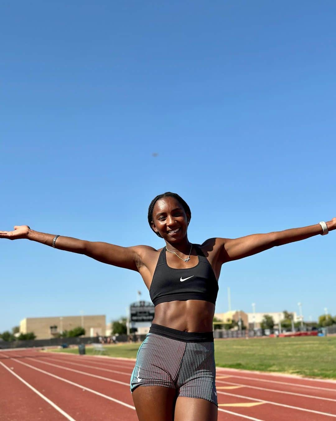 ビアンカ・ウィリアムズさんのインスタグラム写真 - (ビアンカ・ウィリアムズInstagram)「Nothing but good vibes and blue skies 🐳  #arizona #trackandfield #trackmom #goodvibes #sunshine #phx」4月19日 3時35分 - biancaawills